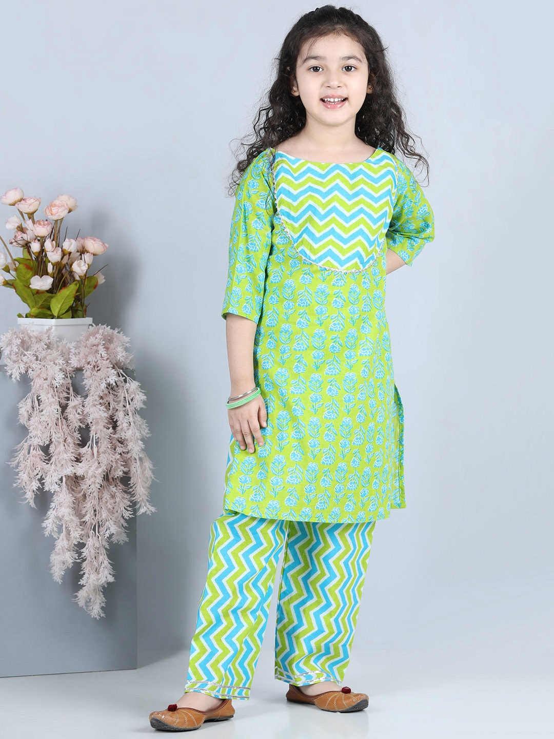 

Aj DEZInES Girls Chevron Printed Regular Pure Cotton Kurta With Trousers, Green