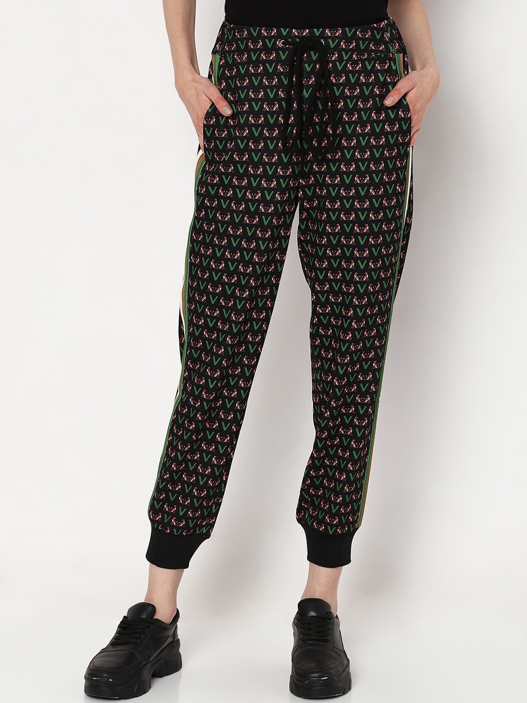 

Vero Moda Women Conversational Printed Slim Fit Joggers, Black