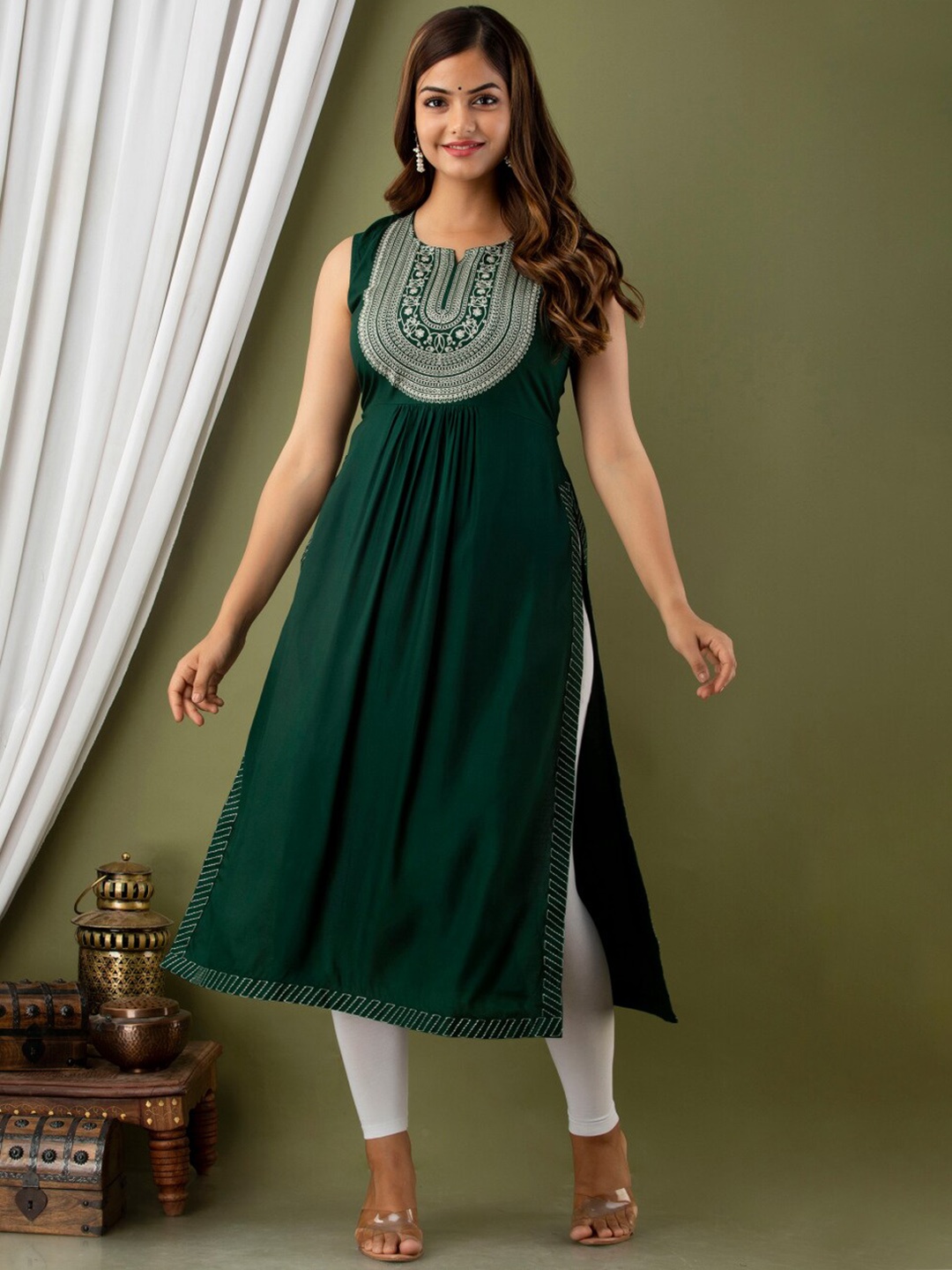 

NISHABD Ethnic Motifs Yoke Design Sleeveless High Slit Kurta, Green