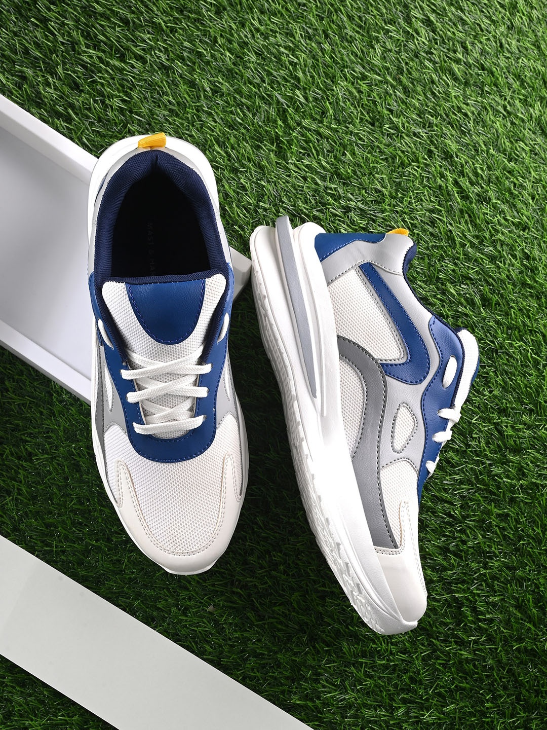 

Mast & Harbour Men Colourblocked Lightweight Sneakers, White