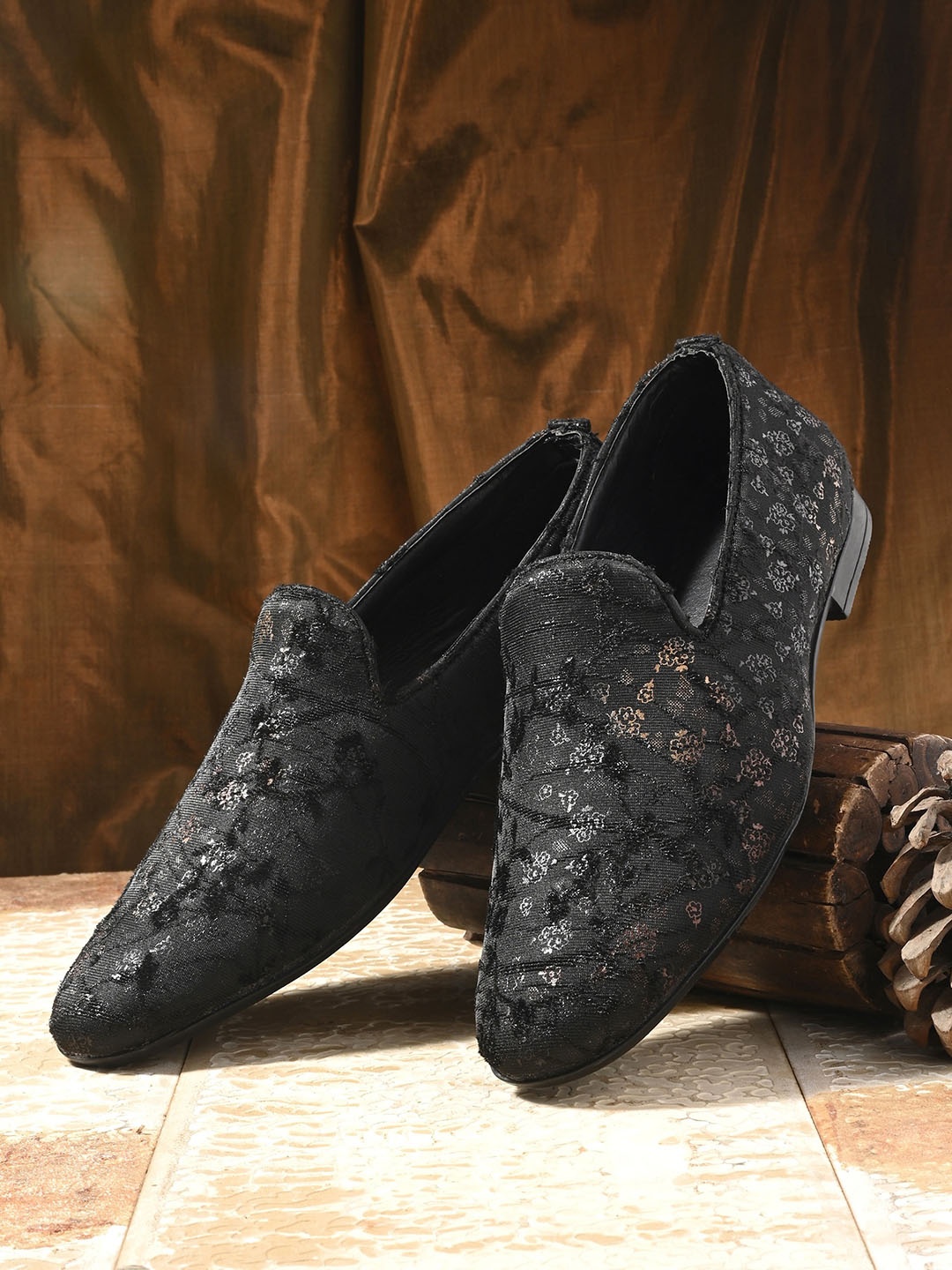 

House of Pataudi Men Printed Lightweight Comfort Insole Loafers, Black