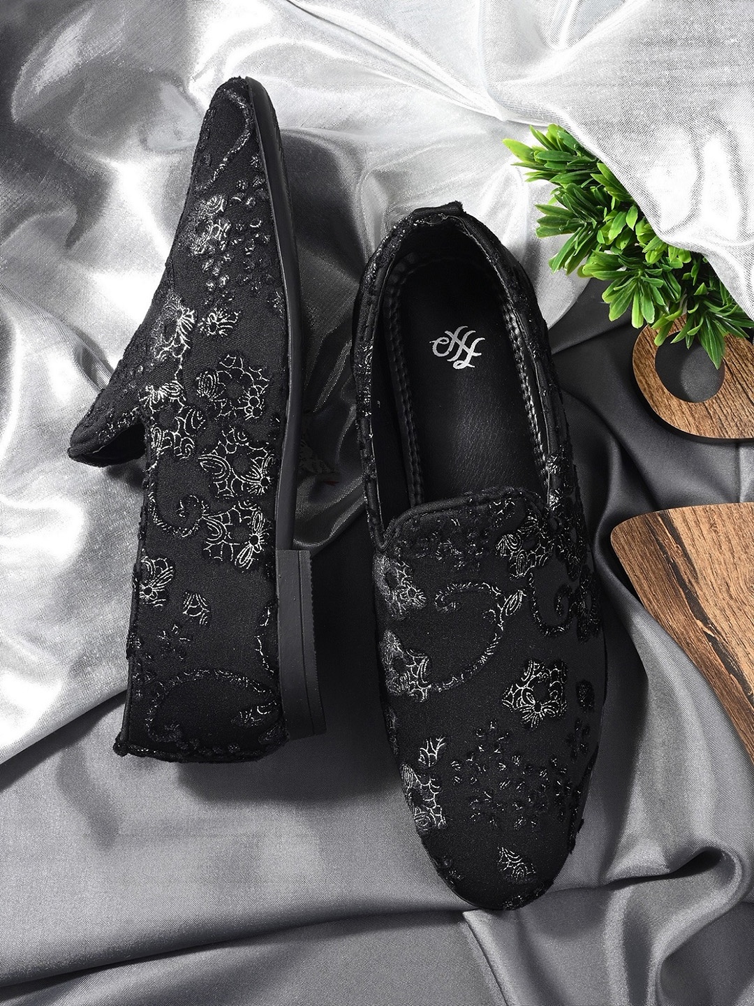 

House of Pataudi Men Printed Lightweight Comfort Insole Loafers, Black