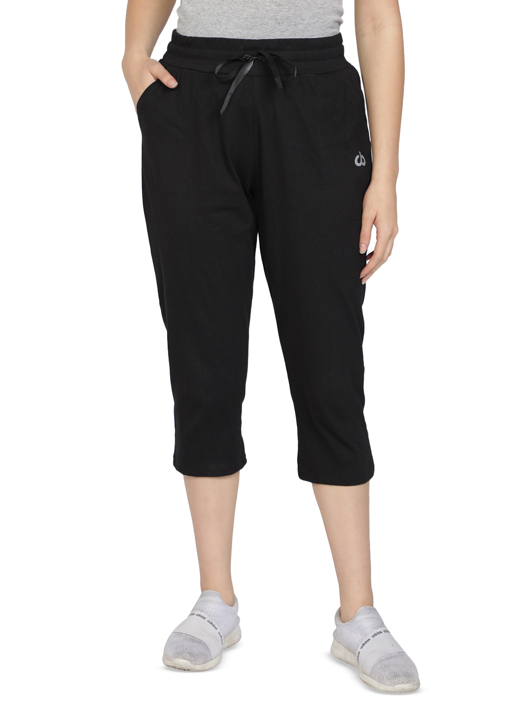 

CLUB A9 Mid Rise Cotton Capris, Black