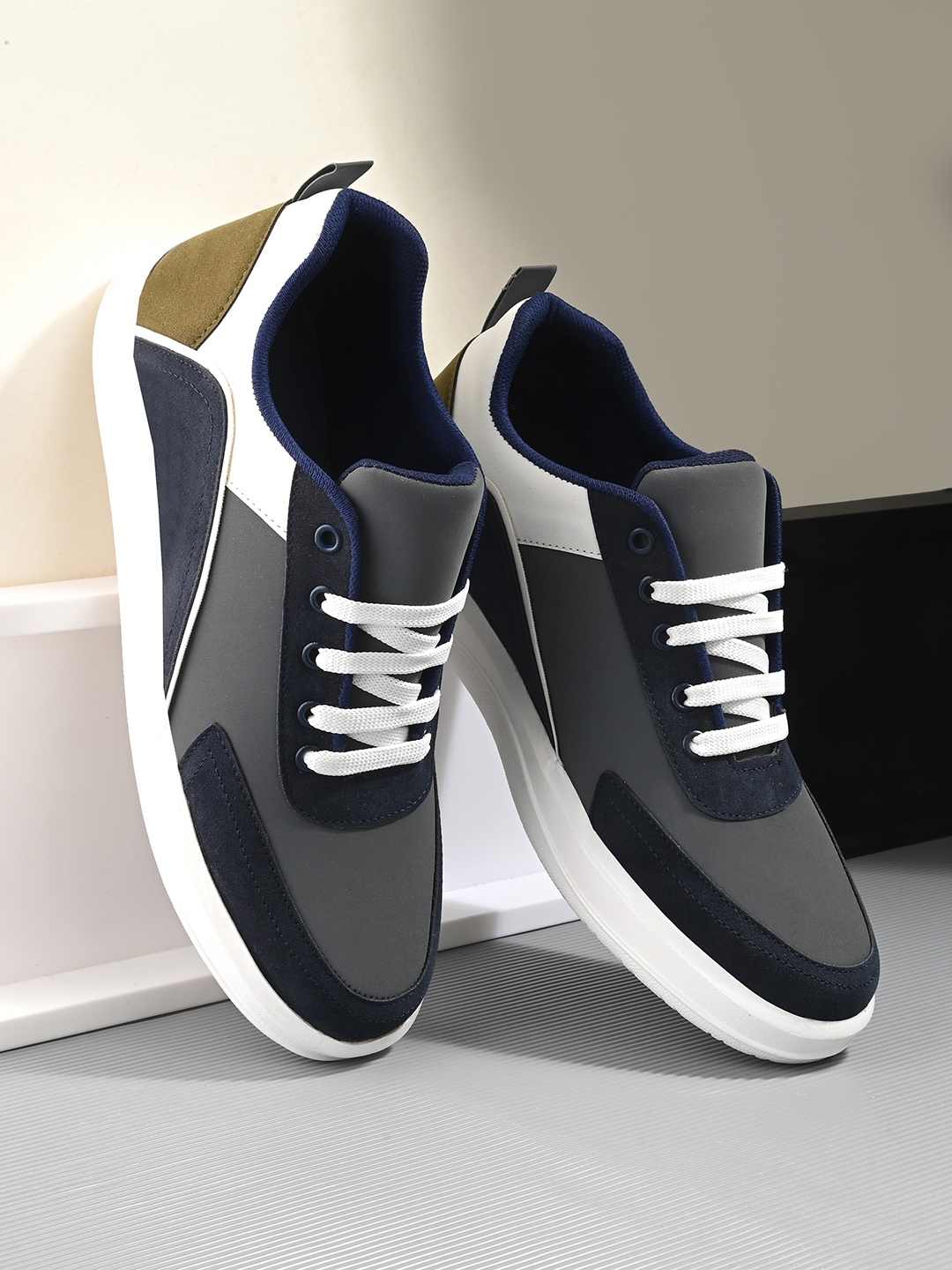 

The Roadster Lifestyle Co. Men Grey & Navy Blue Colourblocked Lightweight Sneakers