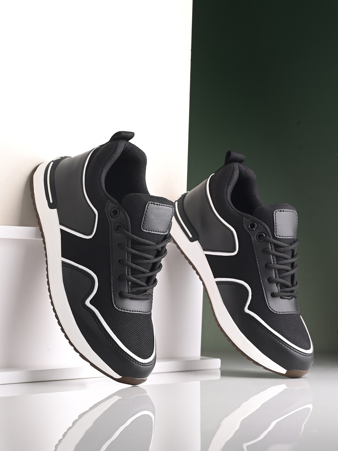 

The Roadster Lifestyle Co. Women Black & White Textured Comfort Insole Sneakers
