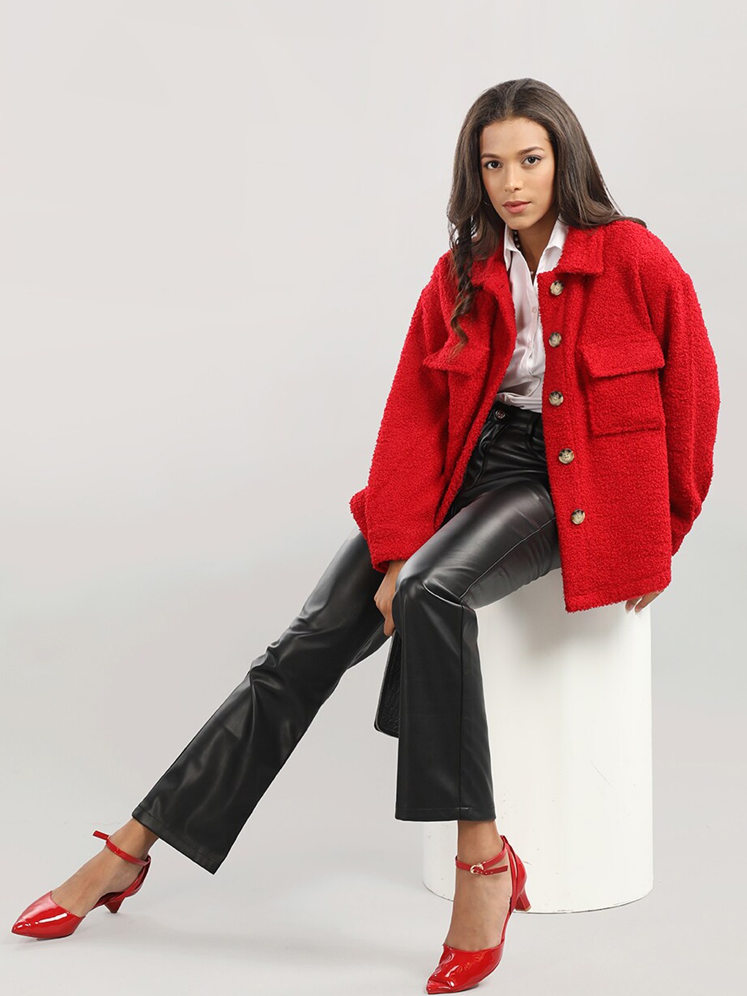 

HONNETE Spread Collar Buttoned Overcoat With Faux Fur Trims, Red