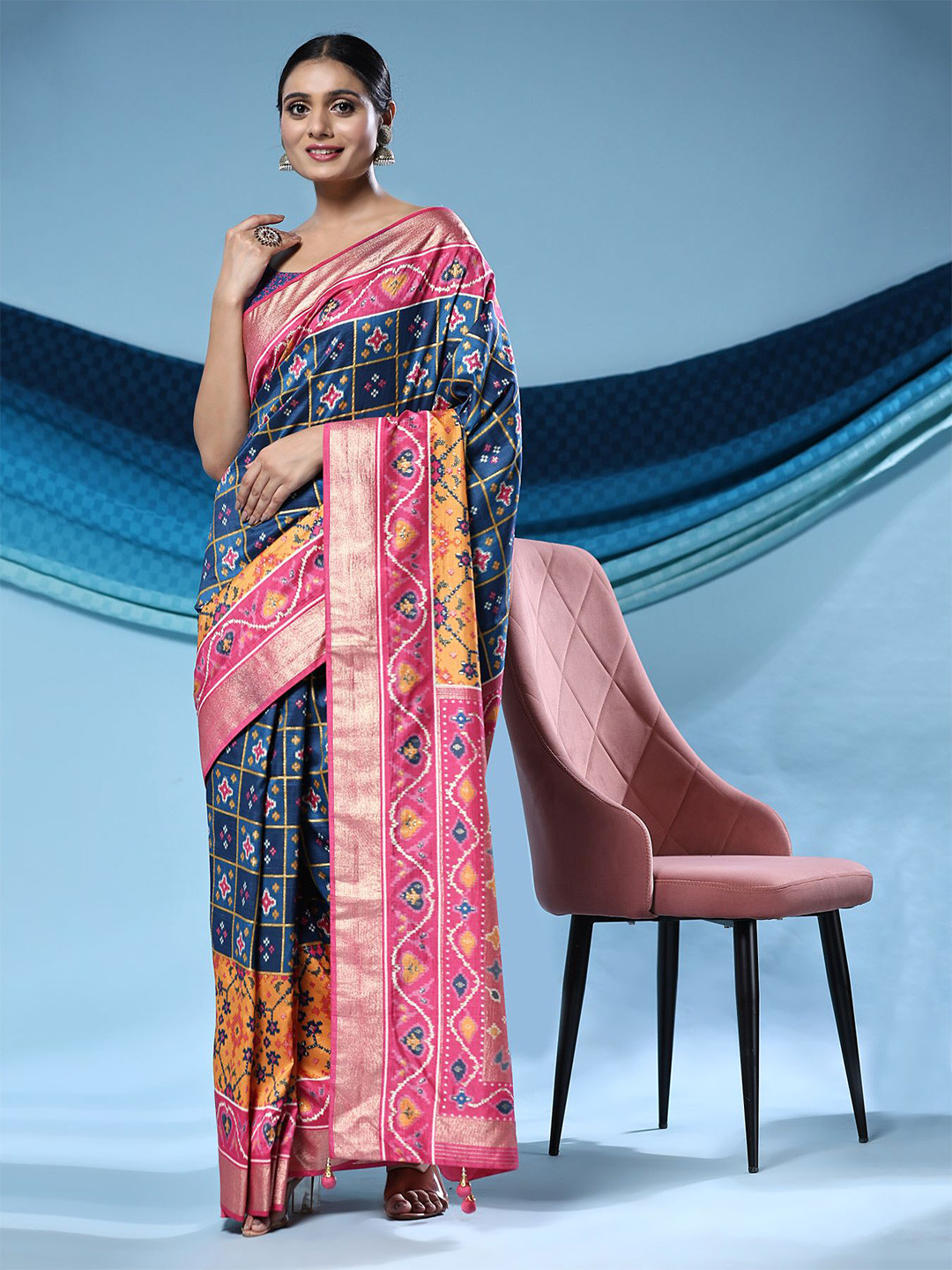 

Phenav Ethnic Motifs Printed Zari Detailed Saree, Navy blue