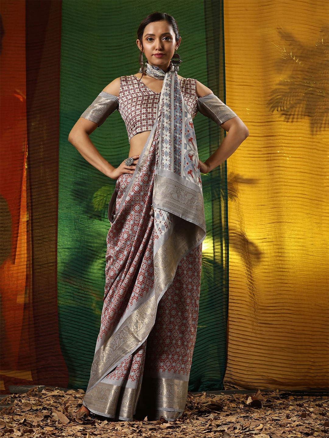 

Phenav Ethnic Motifs Zari Saree, Mauve