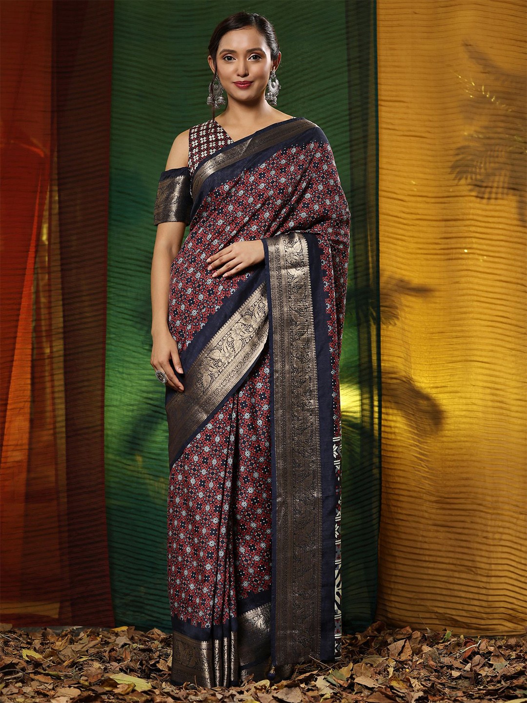 

Phenav Ethnic Motifs Zari Detailed Saree, Navy blue