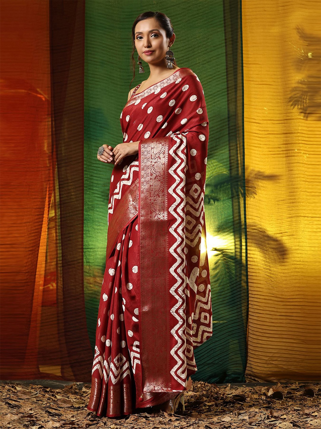 

Phenav Ethnic Motifs Printed Zari Saree, Red