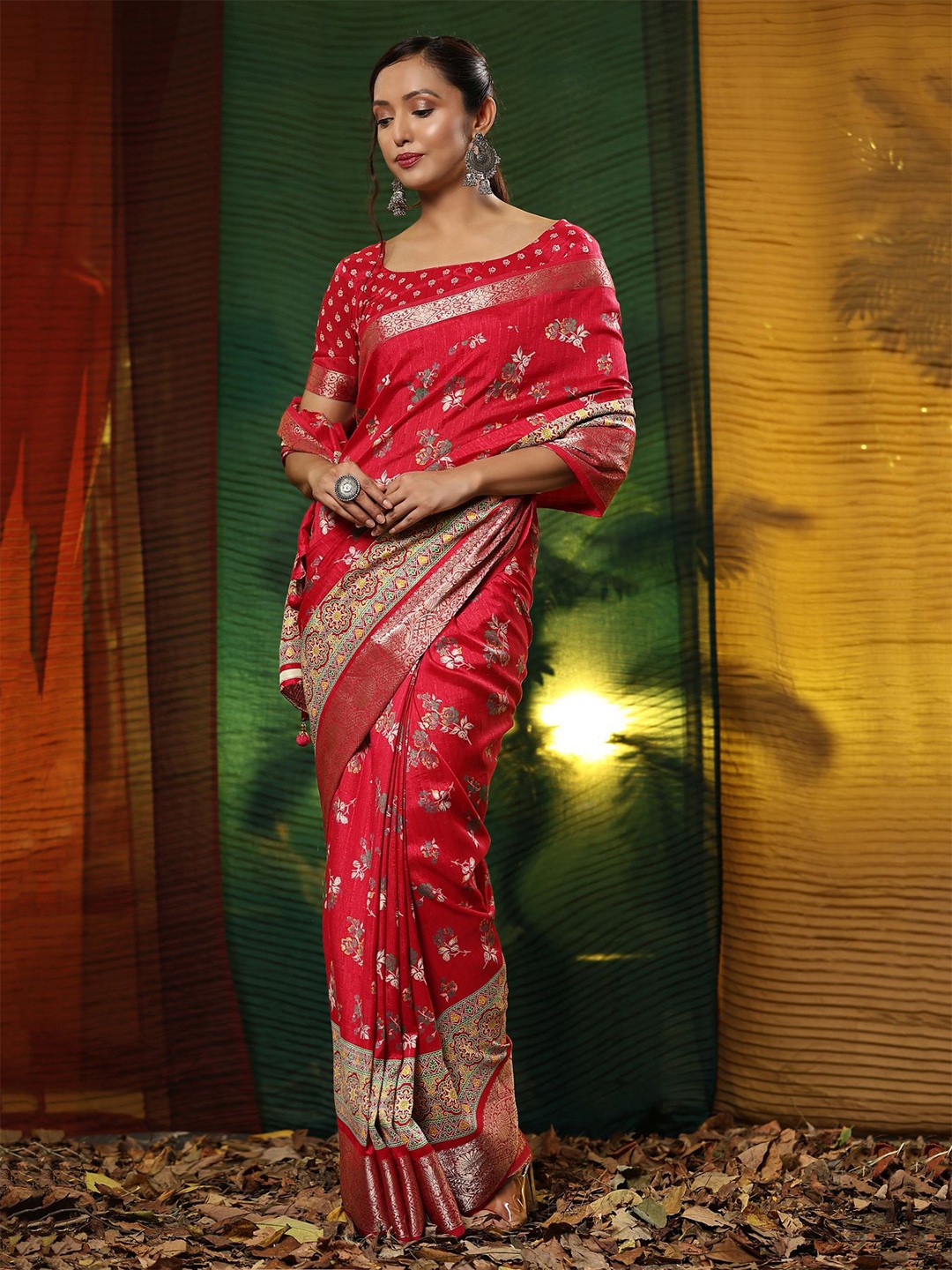 

Phenav Floral Woven Designed Zari Detailed Saree, Red