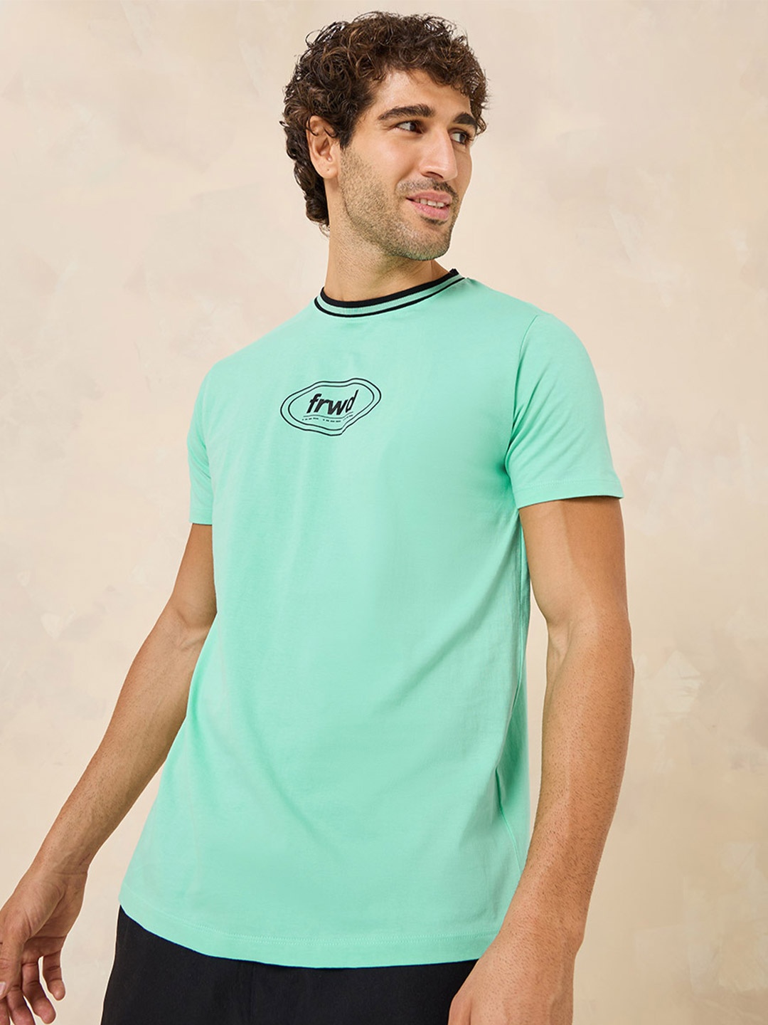 

Styli Men Tipping Detail Regular Fit T-Shirt With Chest Print, Green