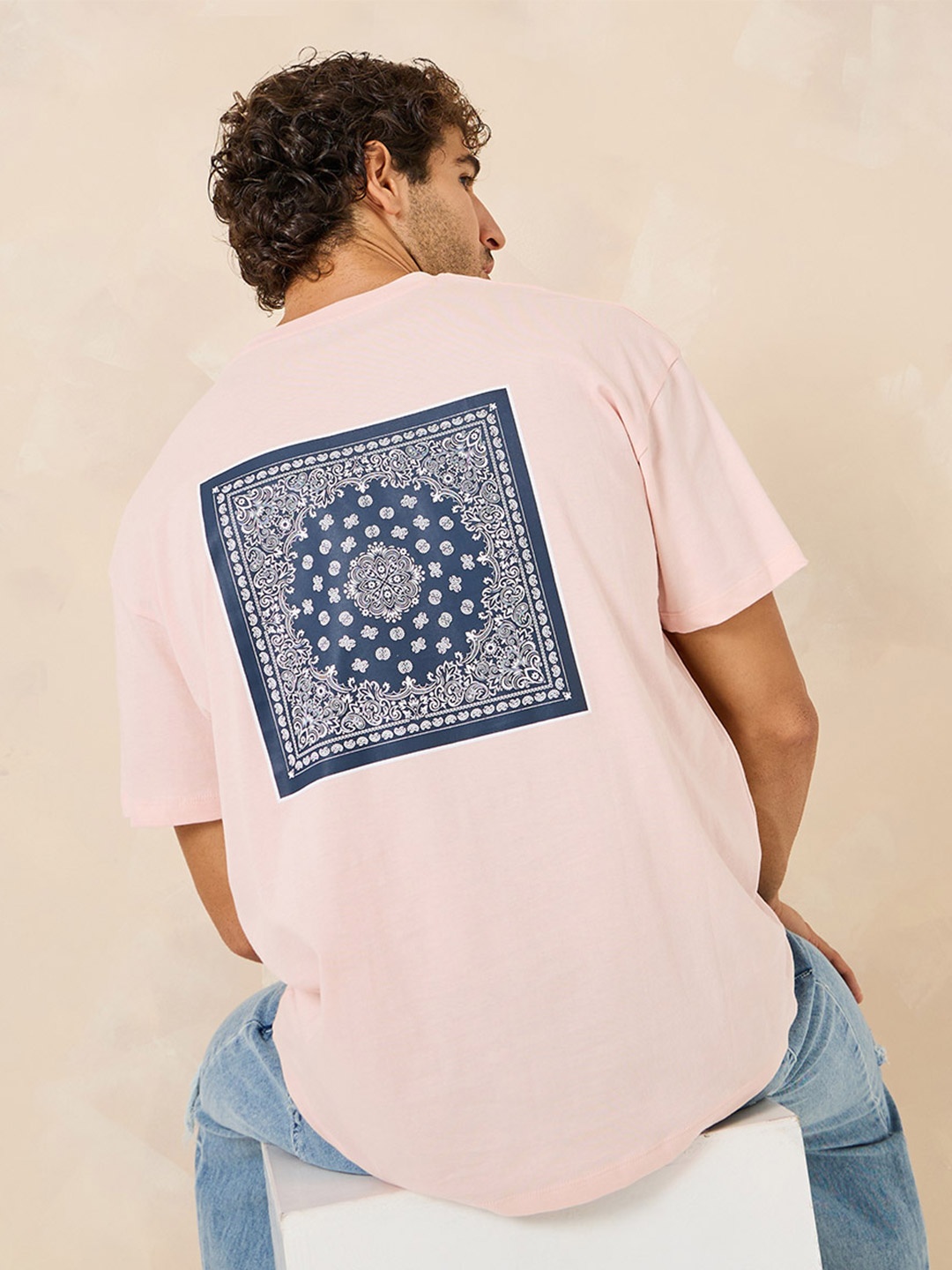 

Styli Men Oversized Paisley Printed Tee, Pink