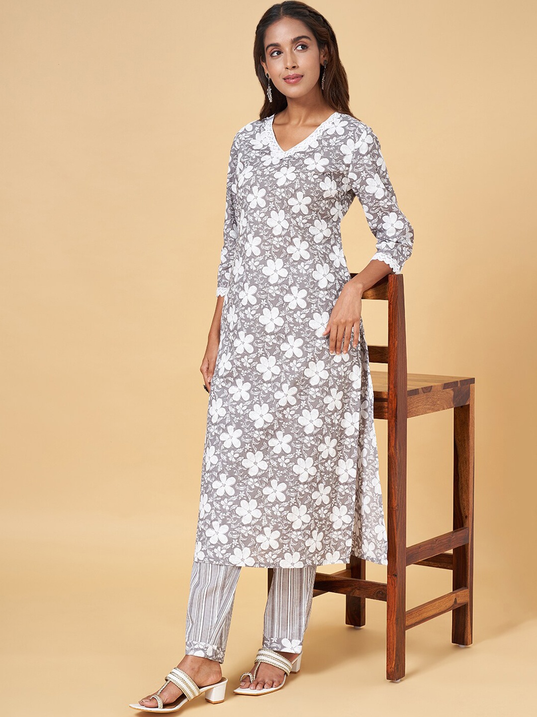 

YU by Pantaloons Floral Printed Pure Cotton Kurta With Trousers, Grey