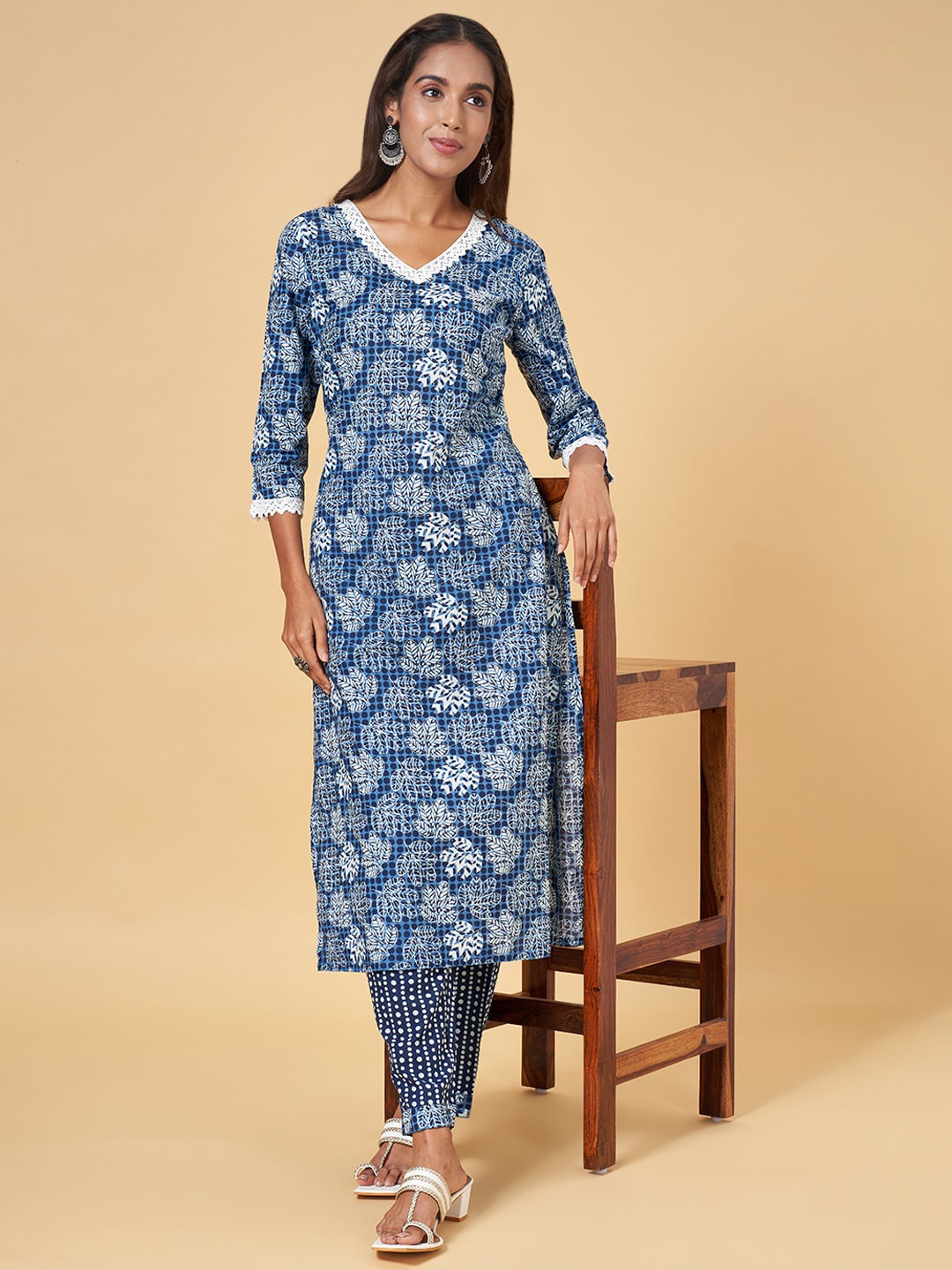 

YU by Pantaloons Floral Printed Pure Cotton Kurta With Trousers, Navy blue
