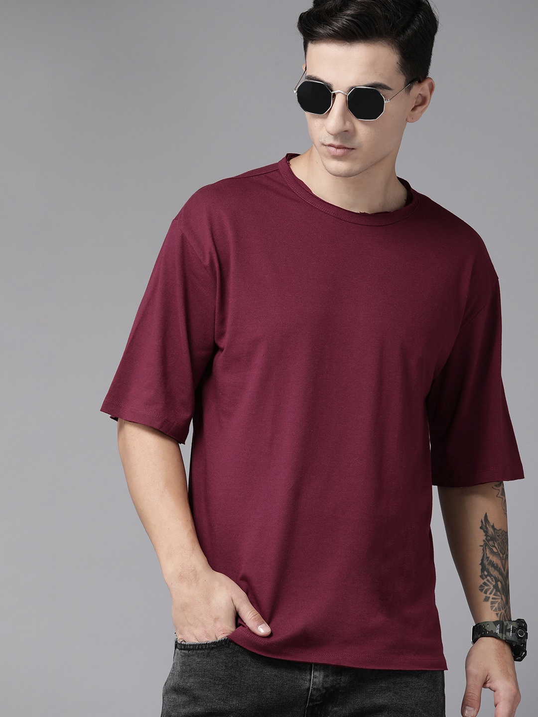 

Roadster Men Solid T-shirt, Maroon