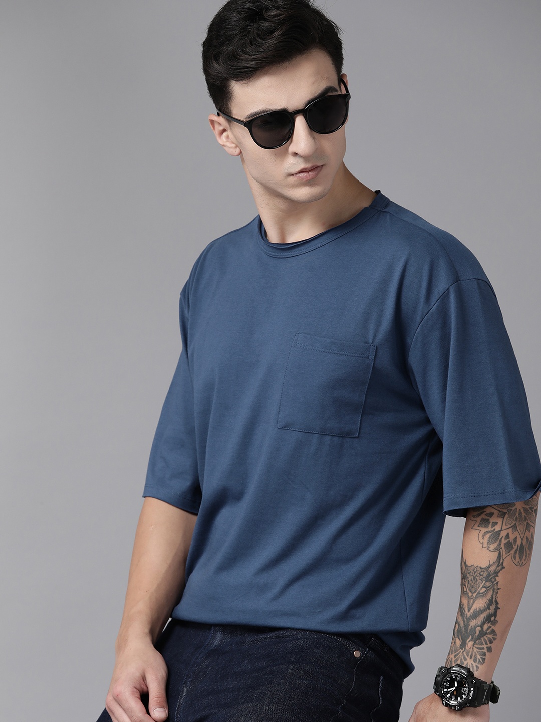 

Roadster Men Solid Pockets T-shirt, Navy blue