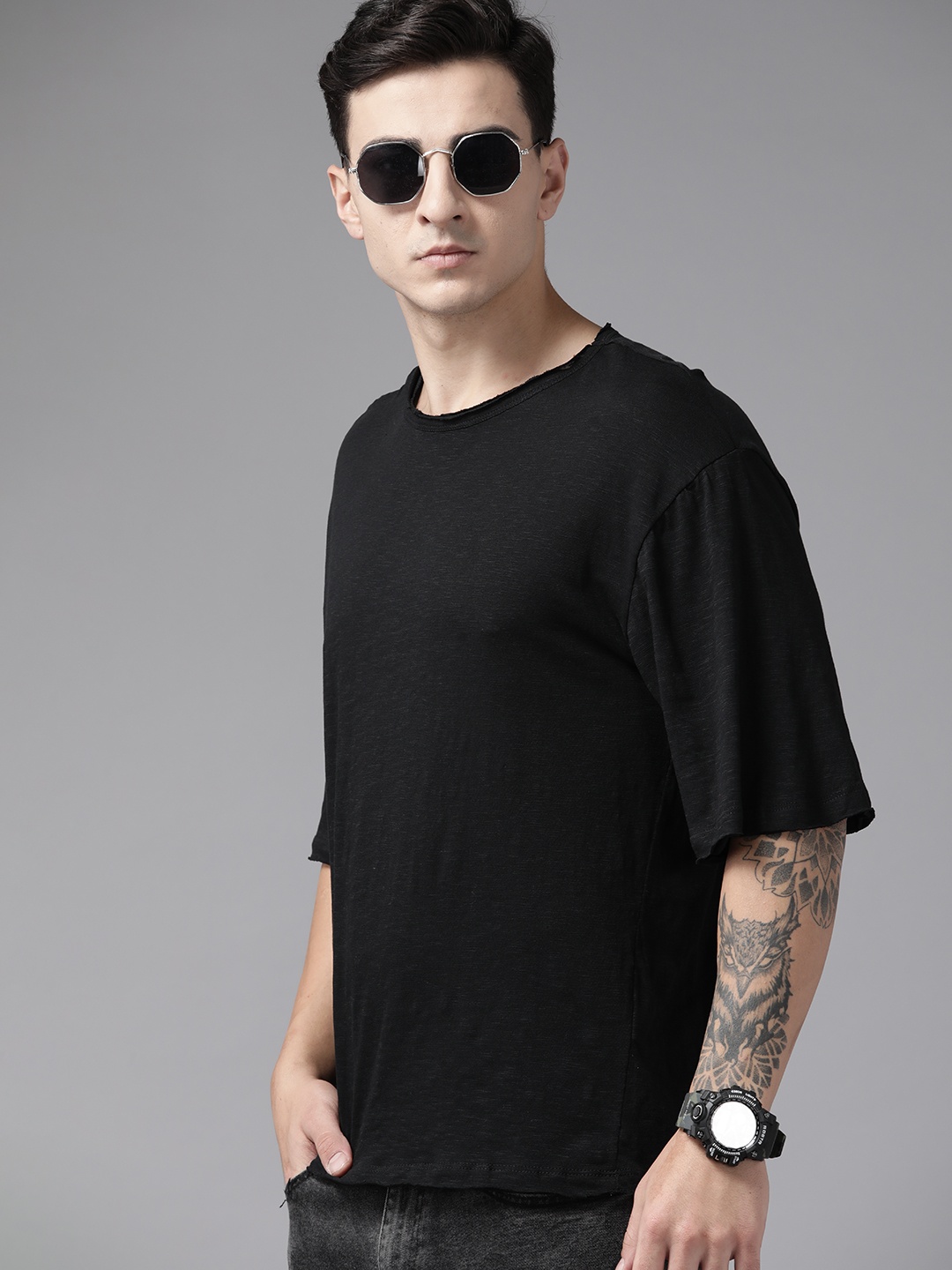 

Roadster Men Solid T-shirt, Black