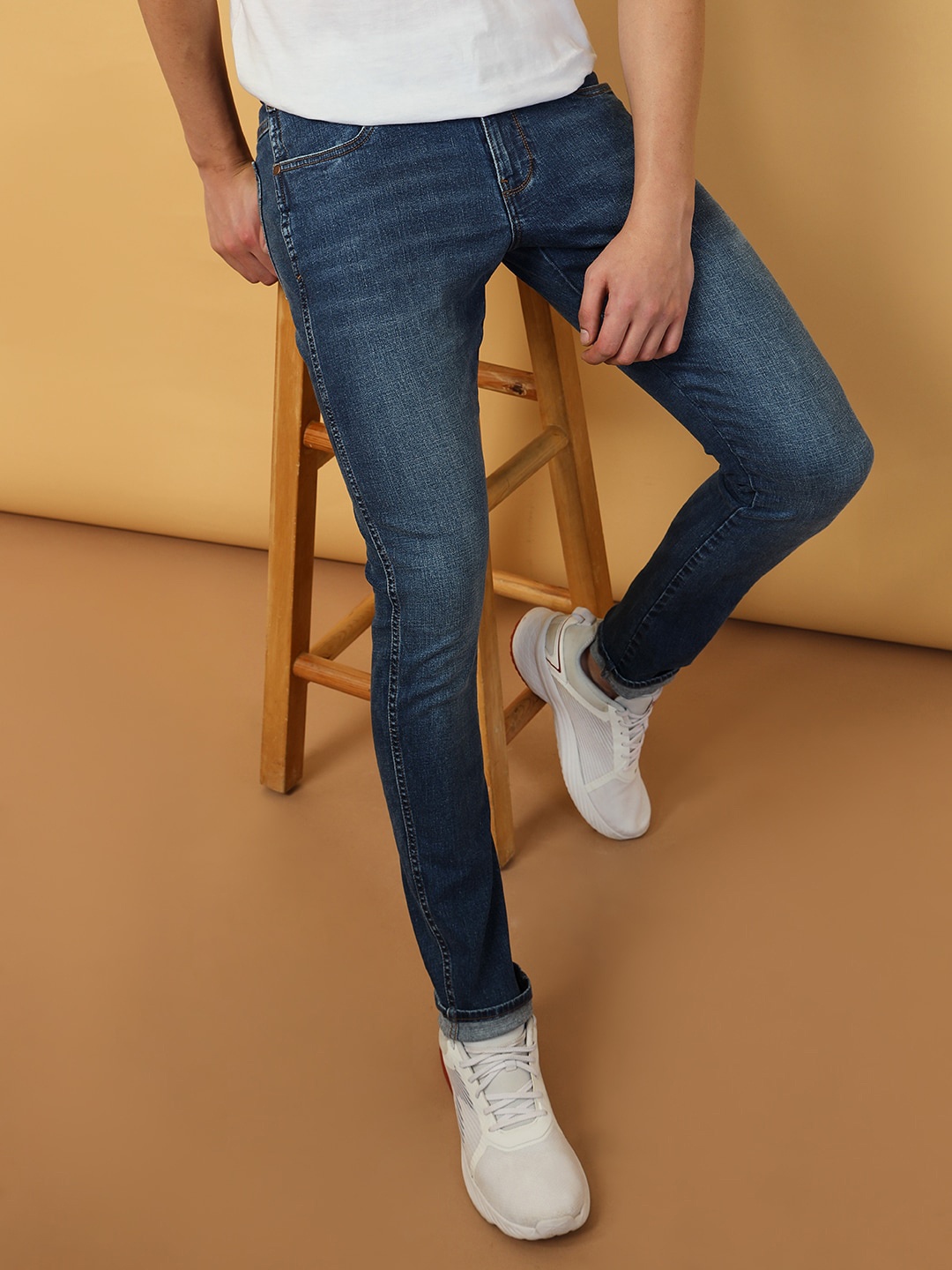

Wrangler Men Vegas Skinny Fit Low Rise Clean Look Light Fade Stretchable Jeans, Blue