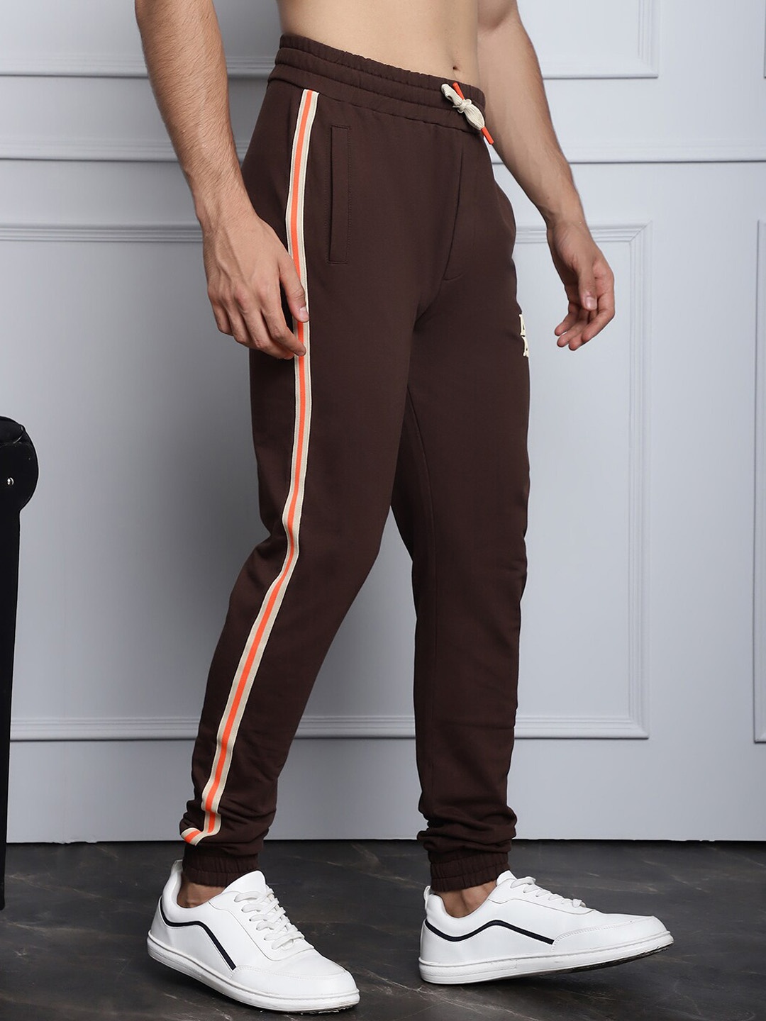 

DOOR74 Men Mid-Rise with Side Tape Cotton Joggers, Brown