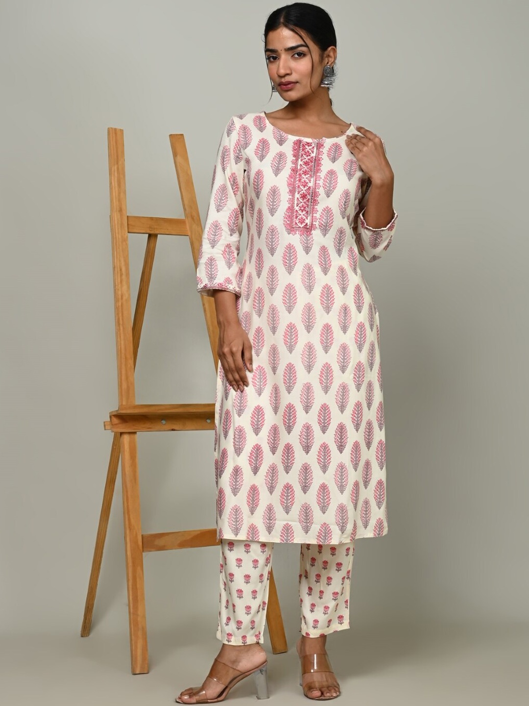 

Nishika Ethnic Motifs Printed Thread Work Kurta With Trousers, Pink