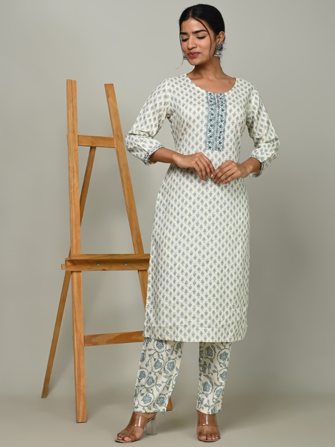 

Nishika Floral Printed Printed Thread Work Kurta With Trousers, Blue