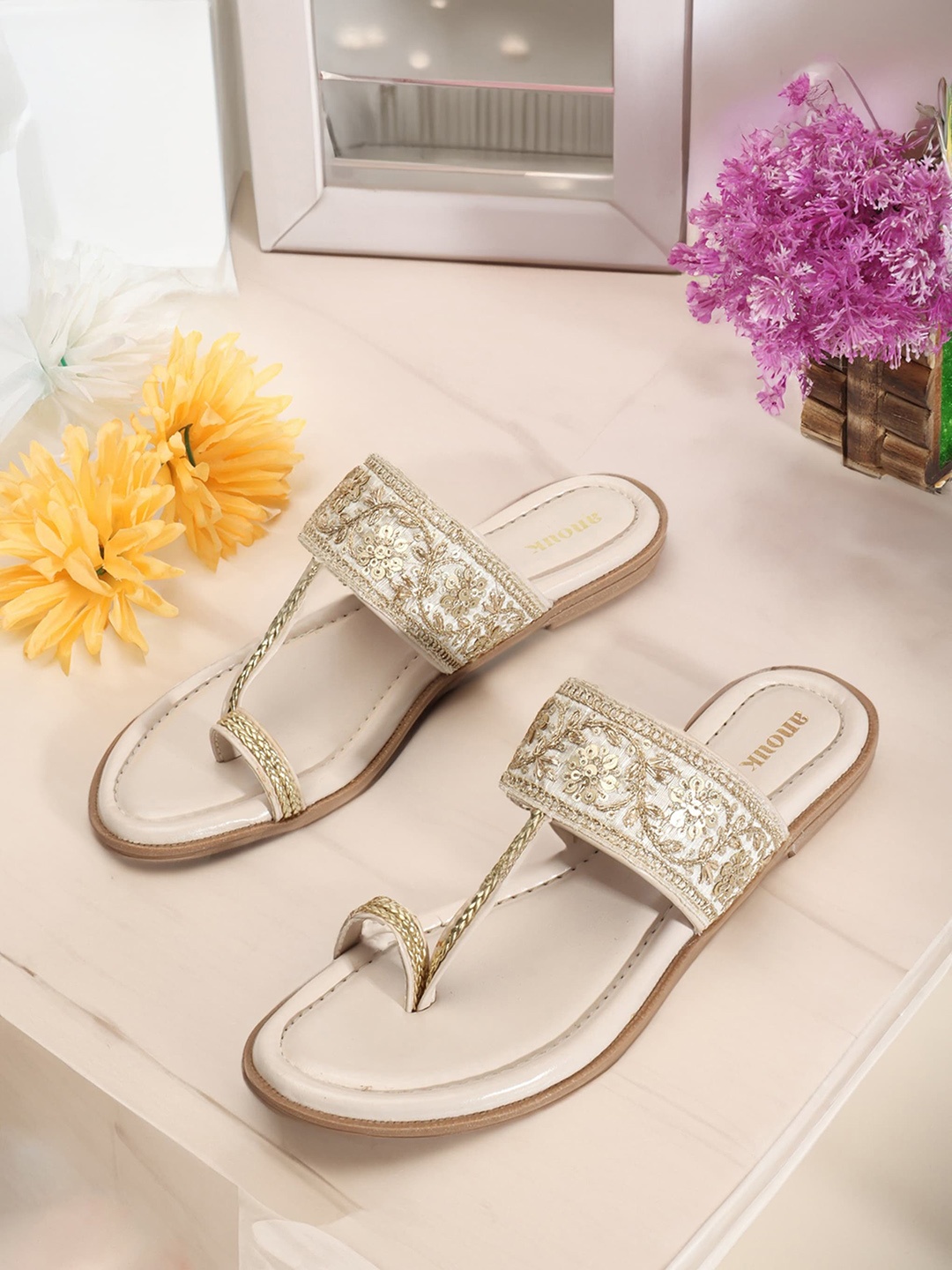 

Anouk Cream-Coloured Ethnic Embellished One Toe Flats