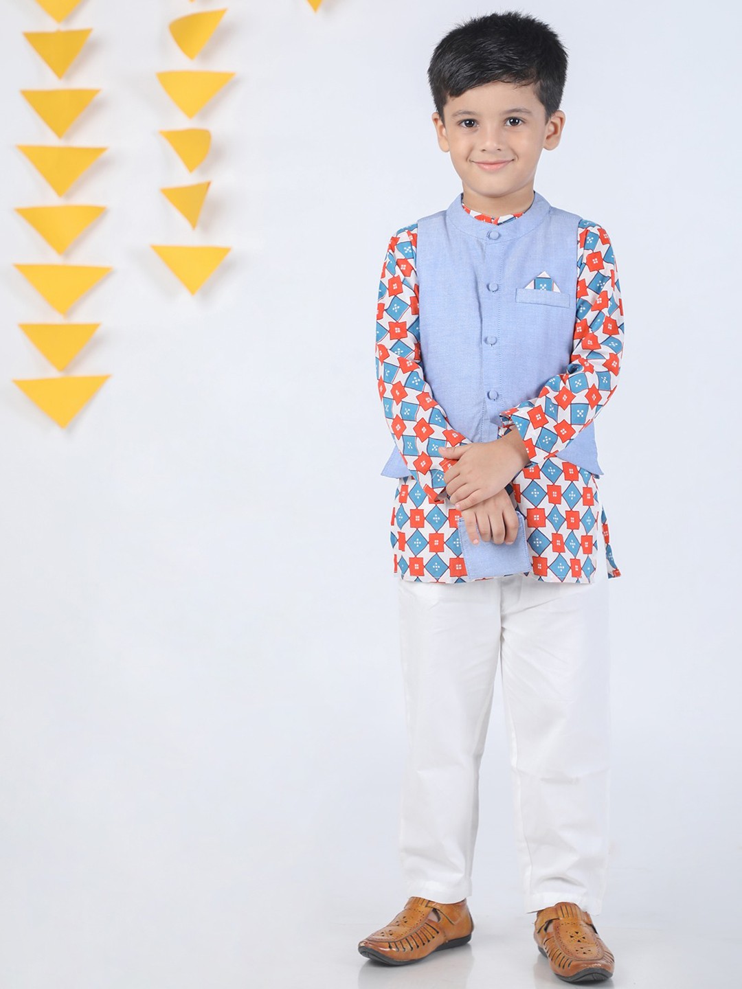 

Budding Bees Printed Cotton Kurta With Pyjama & Nehru Jacket, Multi
