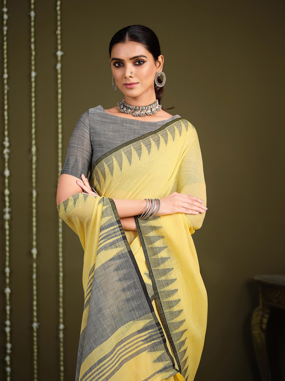 

Sangria Woven Design Border Saree, Yellow