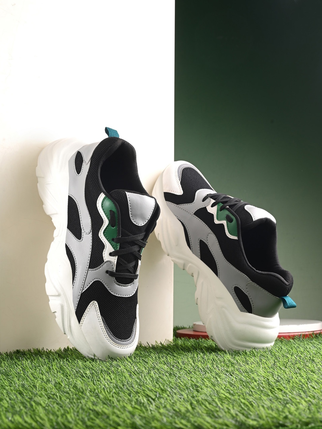 

The Roadster Lifestyle Co. Men Black & Grey Colourblocked Lightweight Sneakers