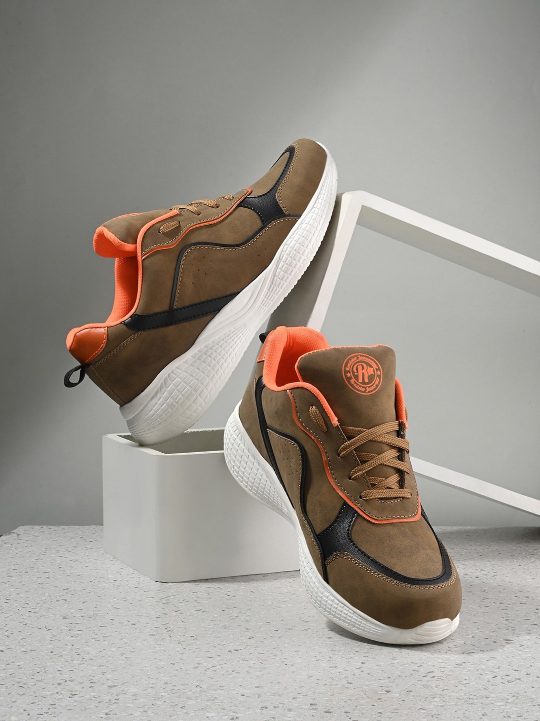 

The Roadster Lifestyle Co. Men Khaki & White Lace-Up Lightweight Sneakers