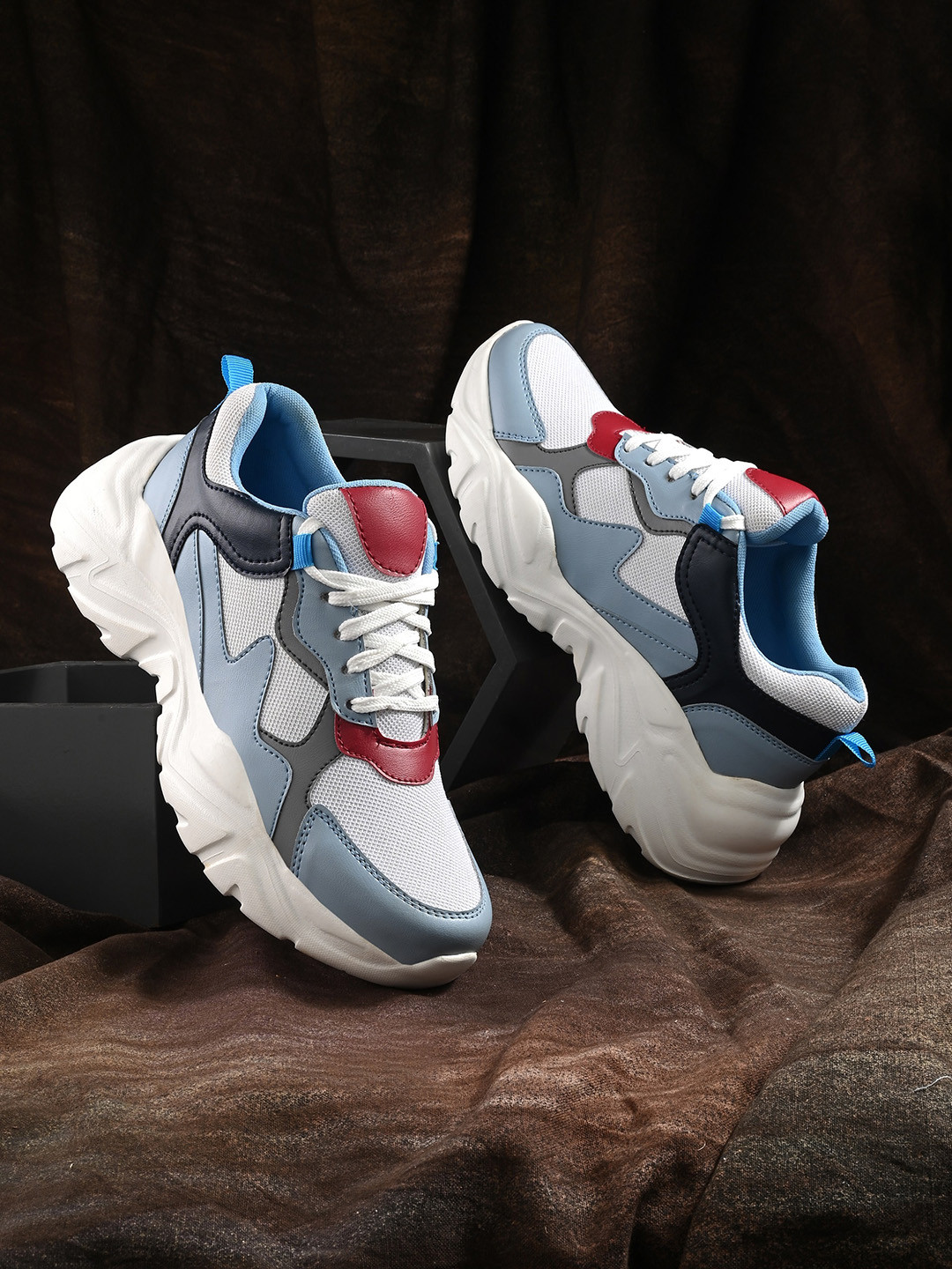 

The Roadster Lifestyle Co. Men White & Blue Colourblocked Lightweight Sneakers