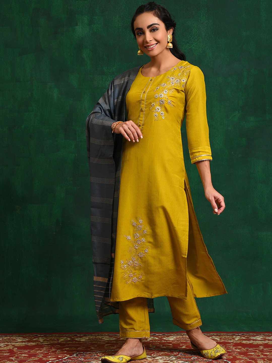 

AKS Floral Embroidered Regular Thread Work Kurta With Trousers & Dupatta, Mustard