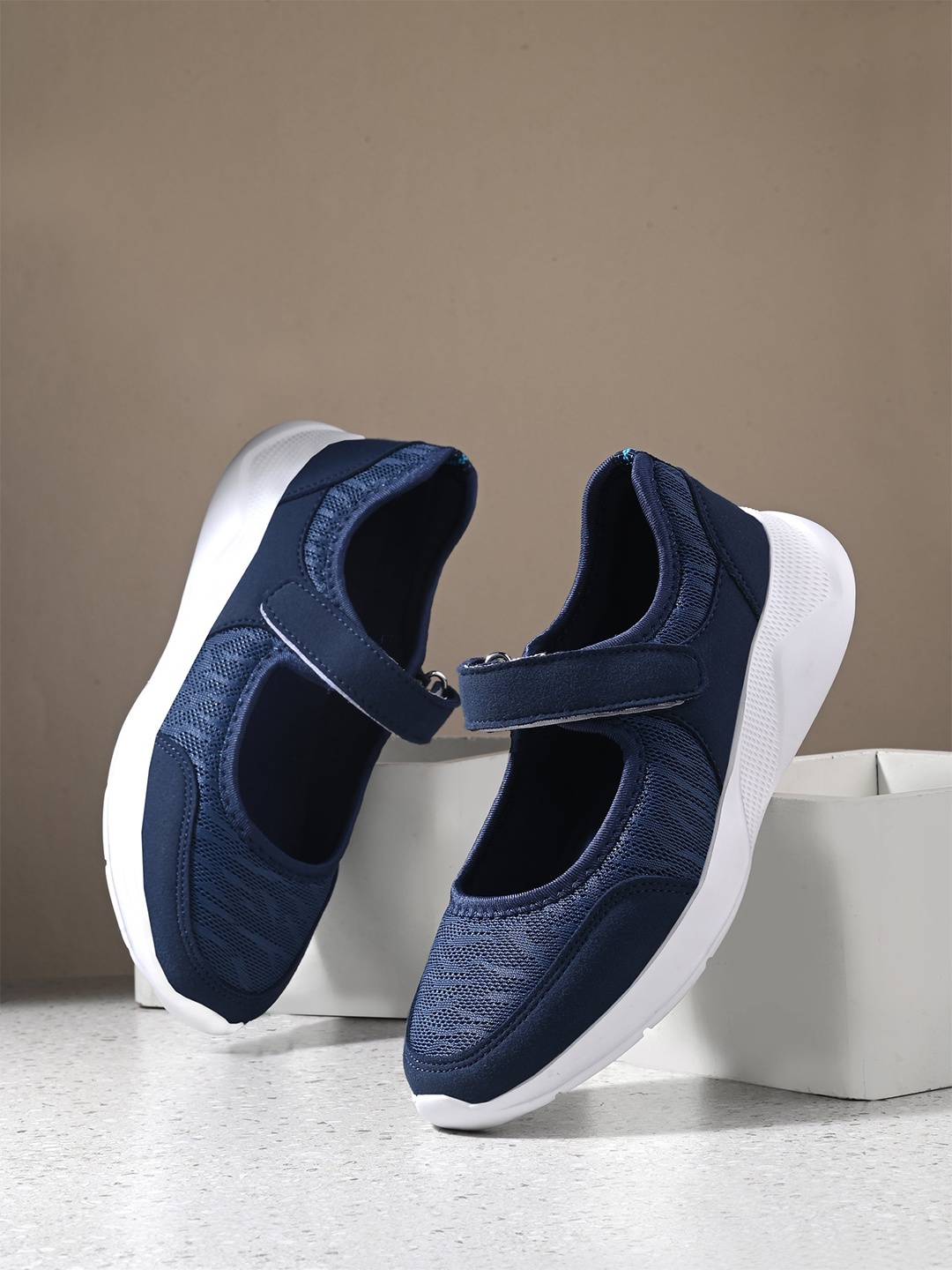 

HRX by Hrithik Roshan Women Navy Blue & White Flyknit Textile Walking Shoes