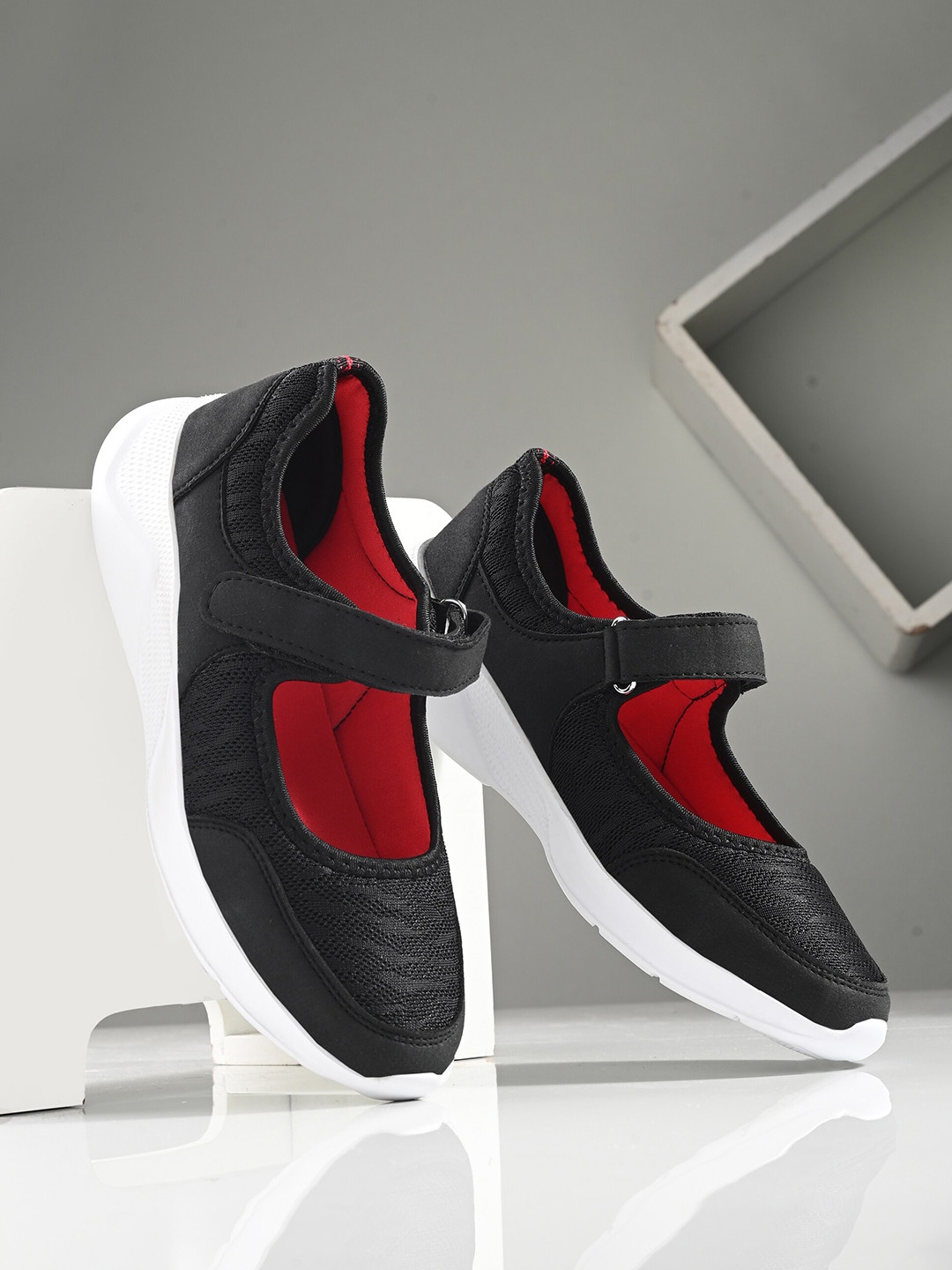 

HRX by Hrithik Roshan Women Black & White Velcro Walking Shoes