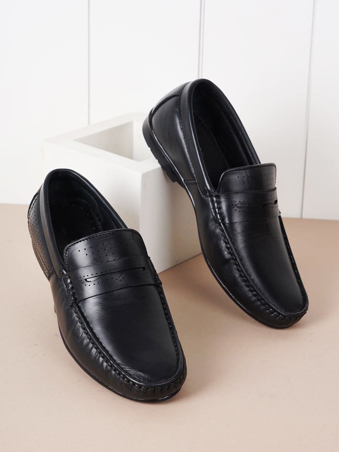 

Style Shoes Men Perforations Leather Lightweight Comfort Insole Loafers, Black