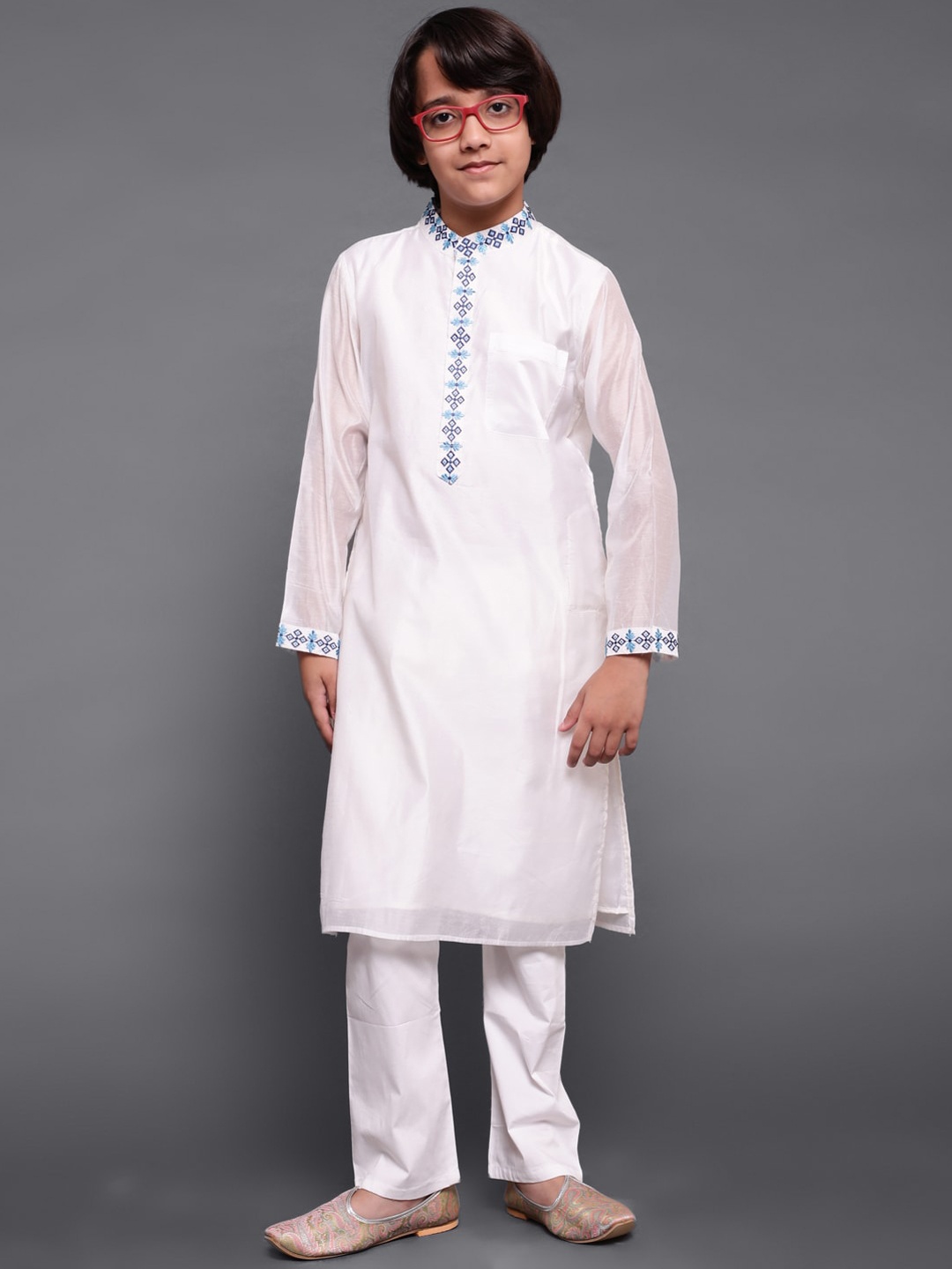 

Aks Kids Boys Geometric Embroidered Thread Work Chanderi Silk Kurta, White