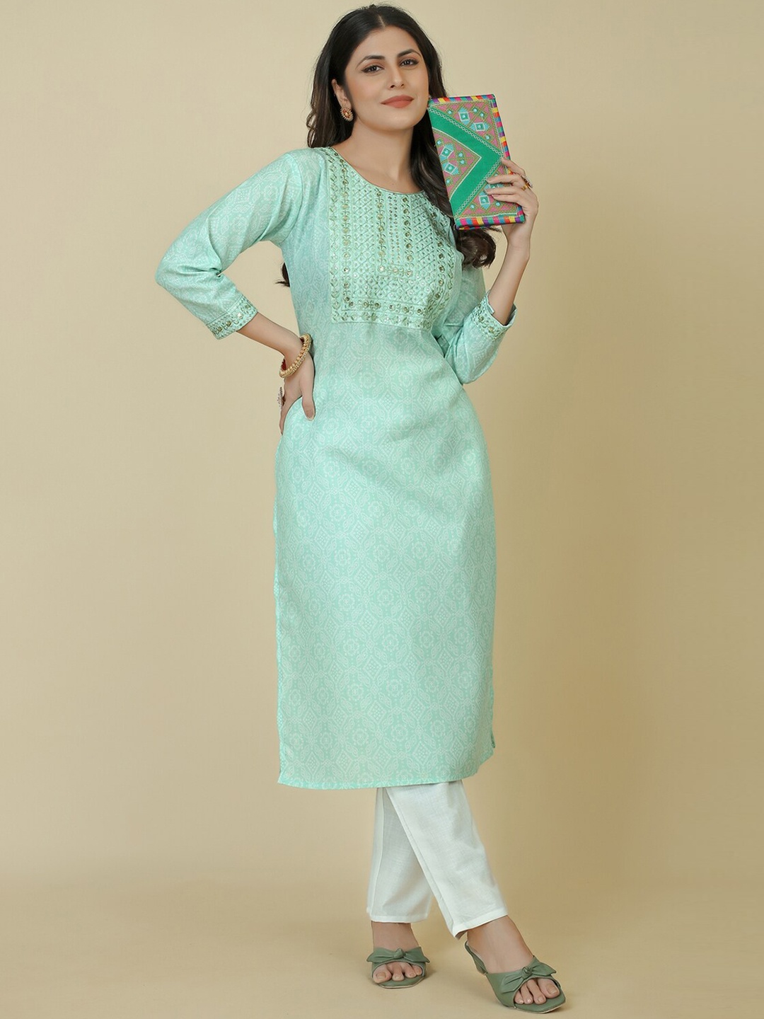 

ZIRVI Ethnic Motifs Embroidered Regular Kurta with Trousers, Green