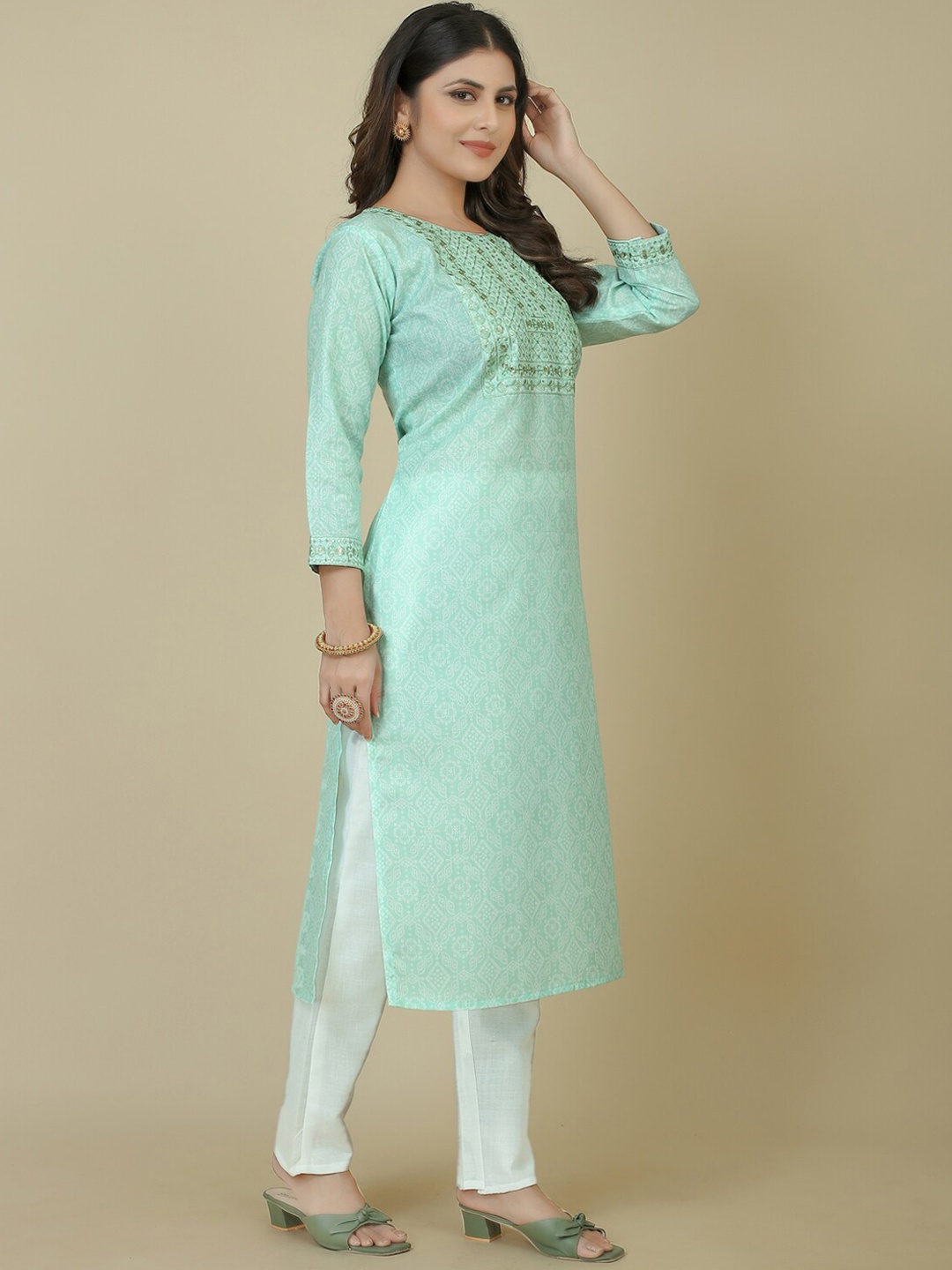 

ZIRVI Ethnic Motifs Embroidered Regular Kurta with Trousers, Green