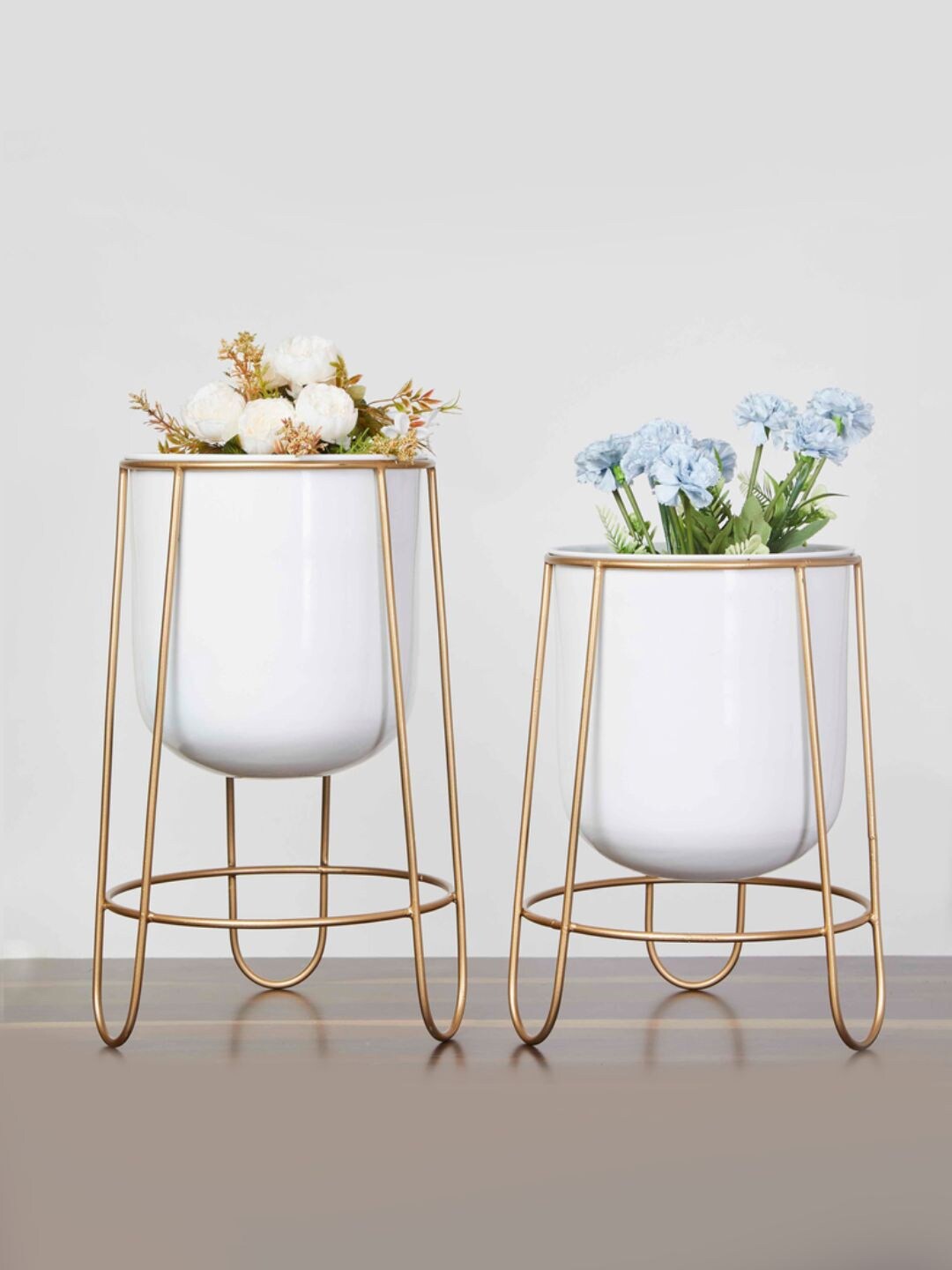 

The Art House 2 Pieces White Metal Planters