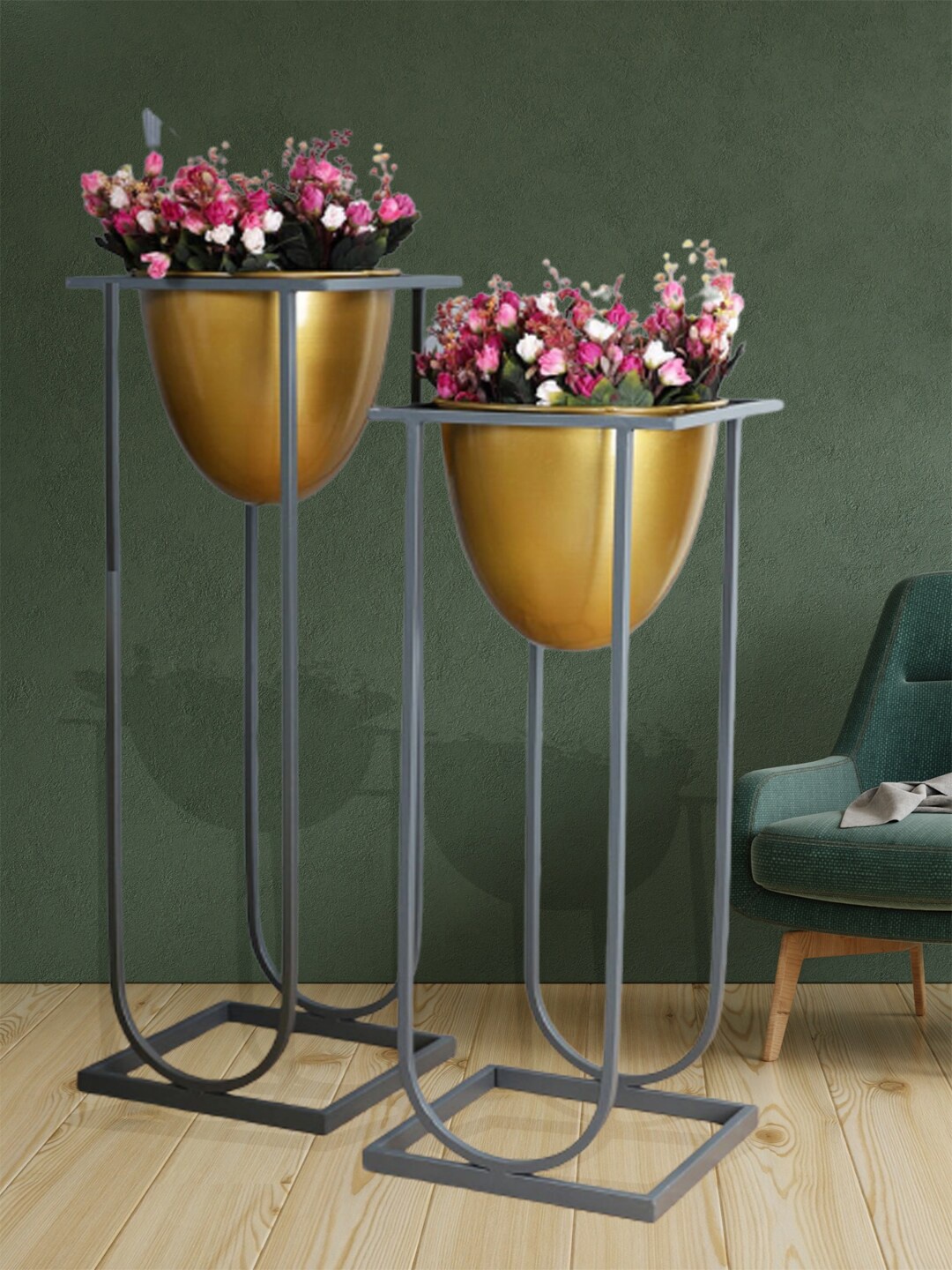 

The Art House 2 Pieces Gold Toned Metal Planters With Stand