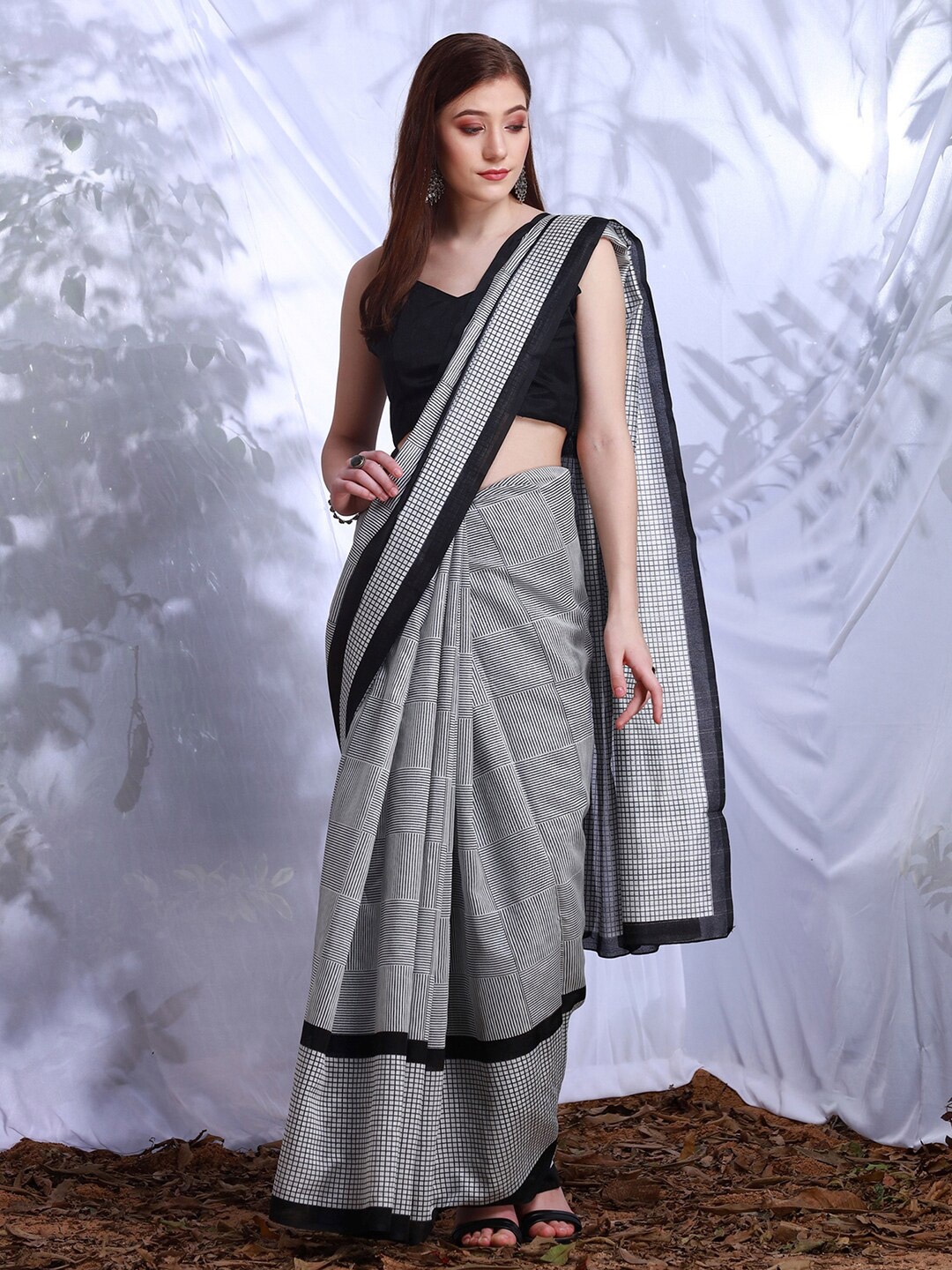 

KALINI Geometric Printed Bagru Saree, White