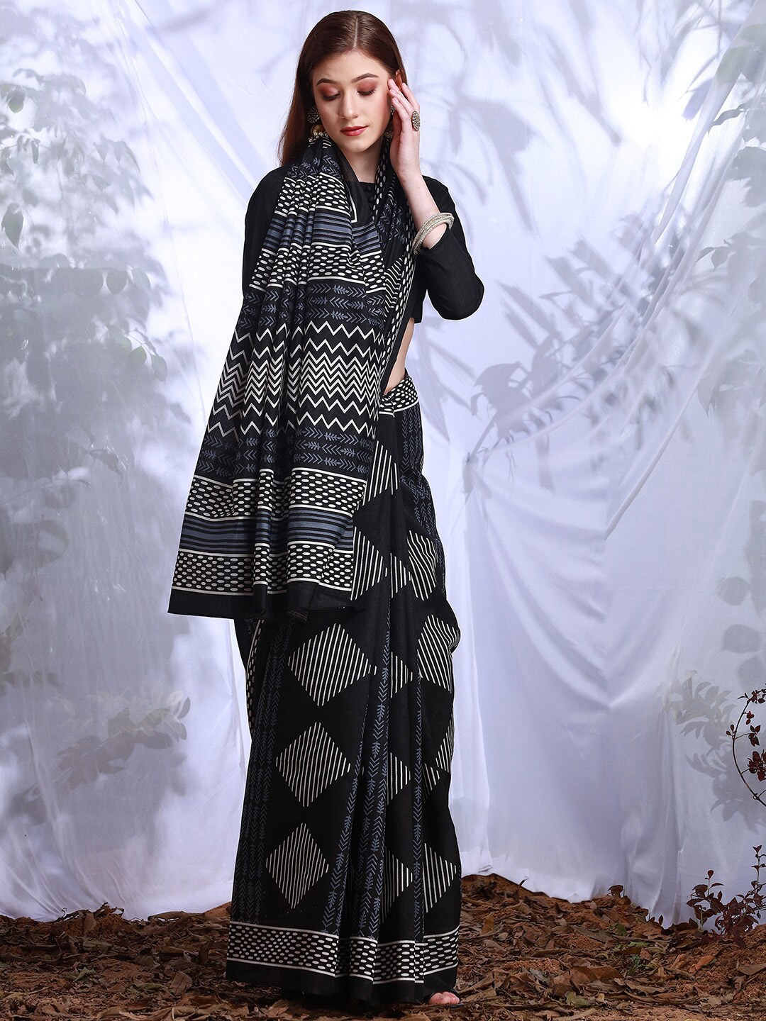 

KALINI Geometric Printed Bagru Saree, Black