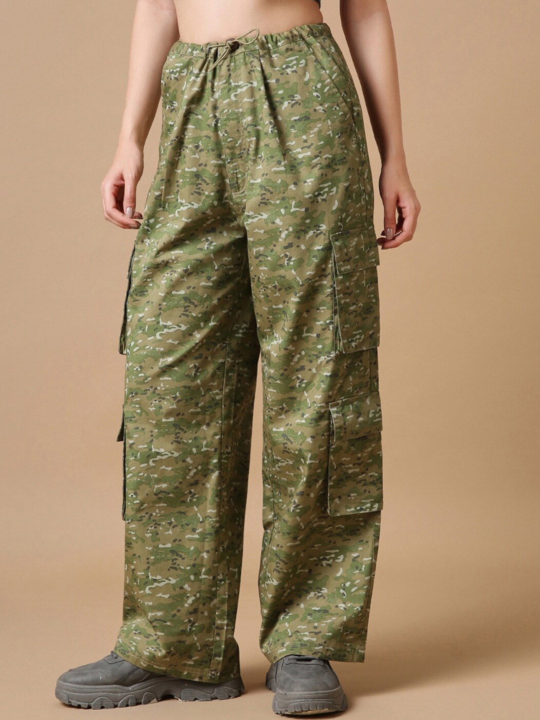 

Bewakoof Women Camouflage Printed Baggy Oversized Parachute Cargo, Green