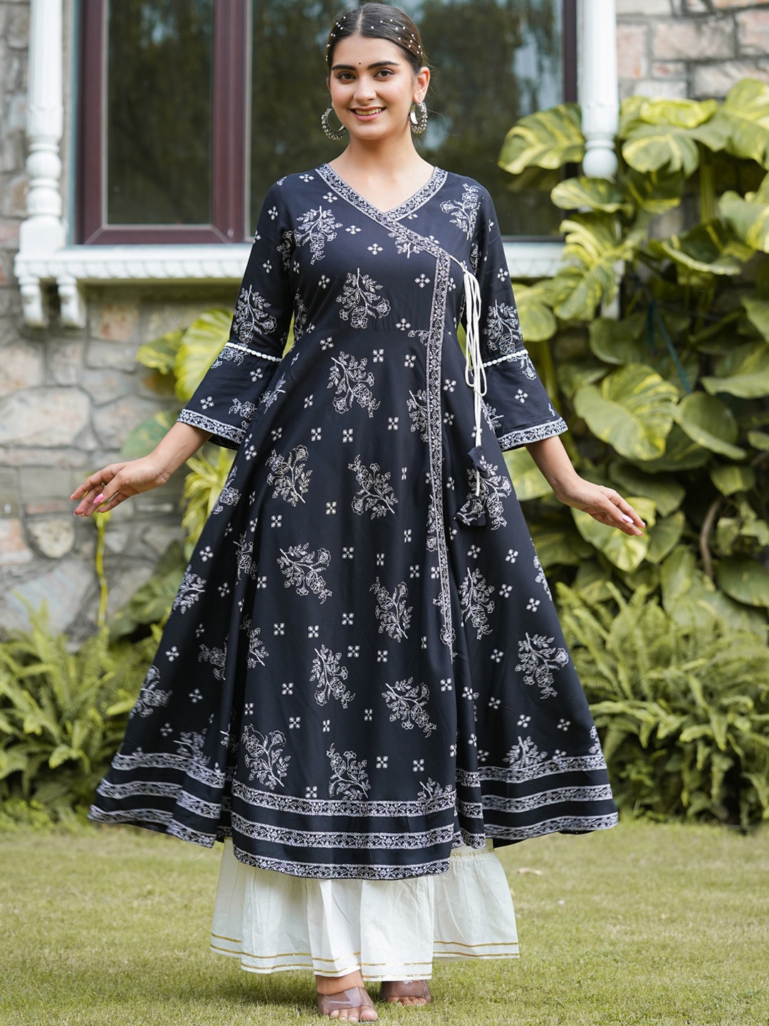 

YASH GALLERY Floral Printed Angrakha Kurta, Black