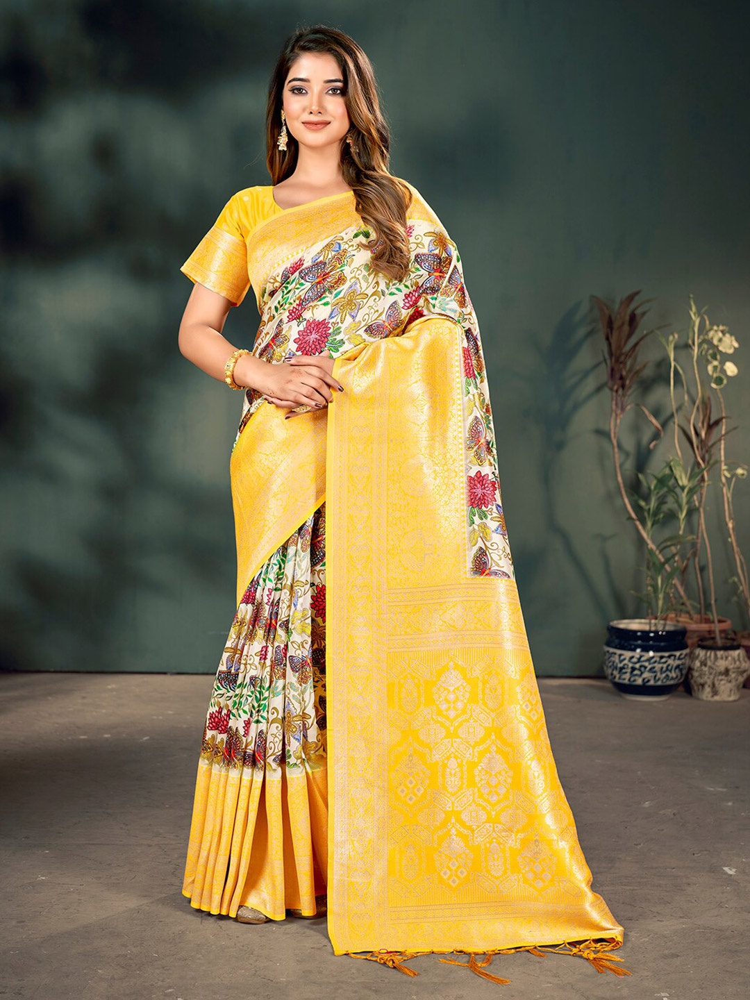 

Mitera Floral Printed Zari Silk Blend Banarasi Saree, Off white