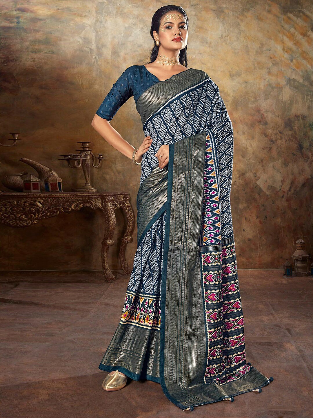 

Mitera Navy Blue & White Geometric Printed Zari Saree