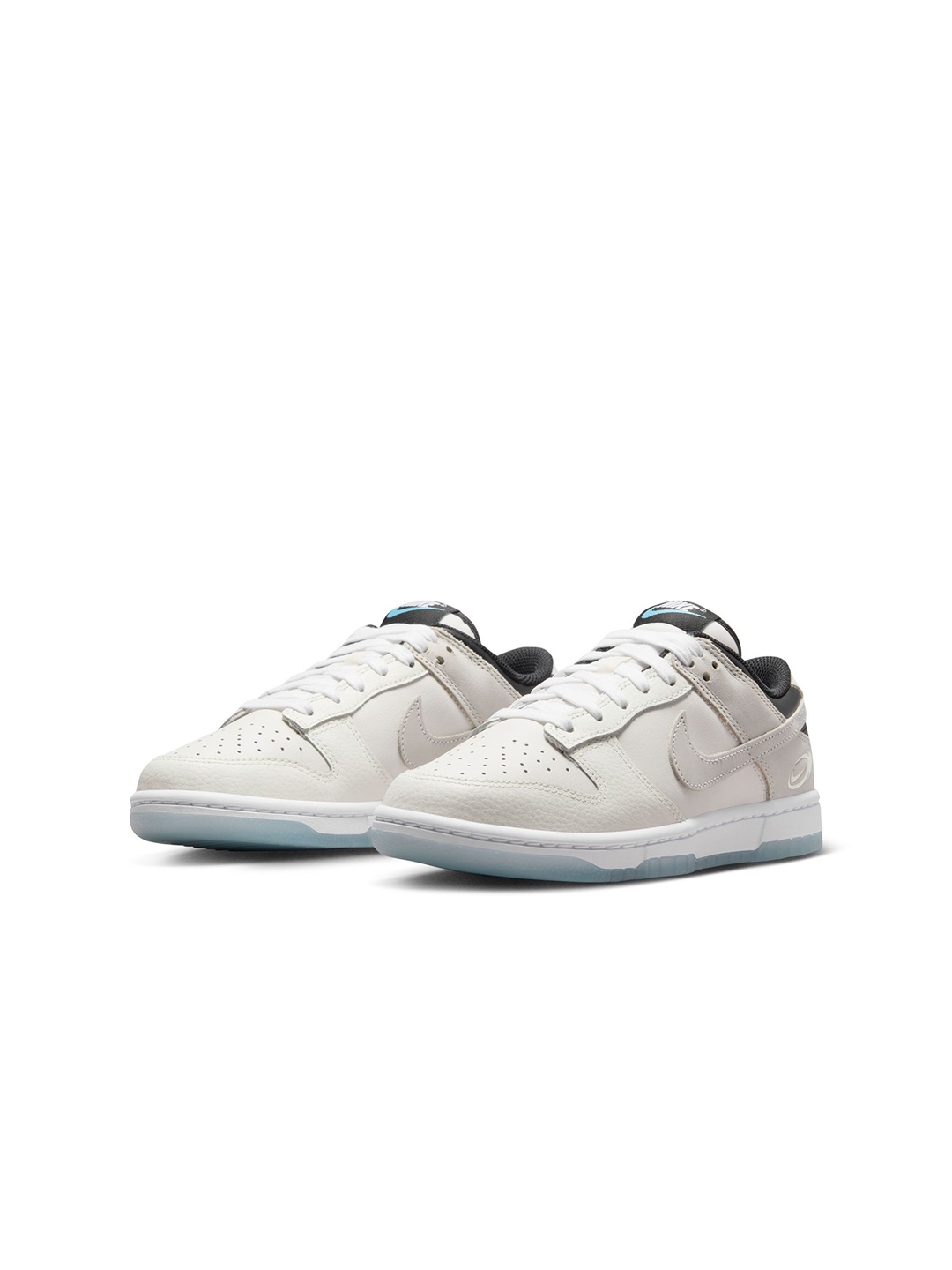 

Nike Women Dunk Low SE Sneakers, White