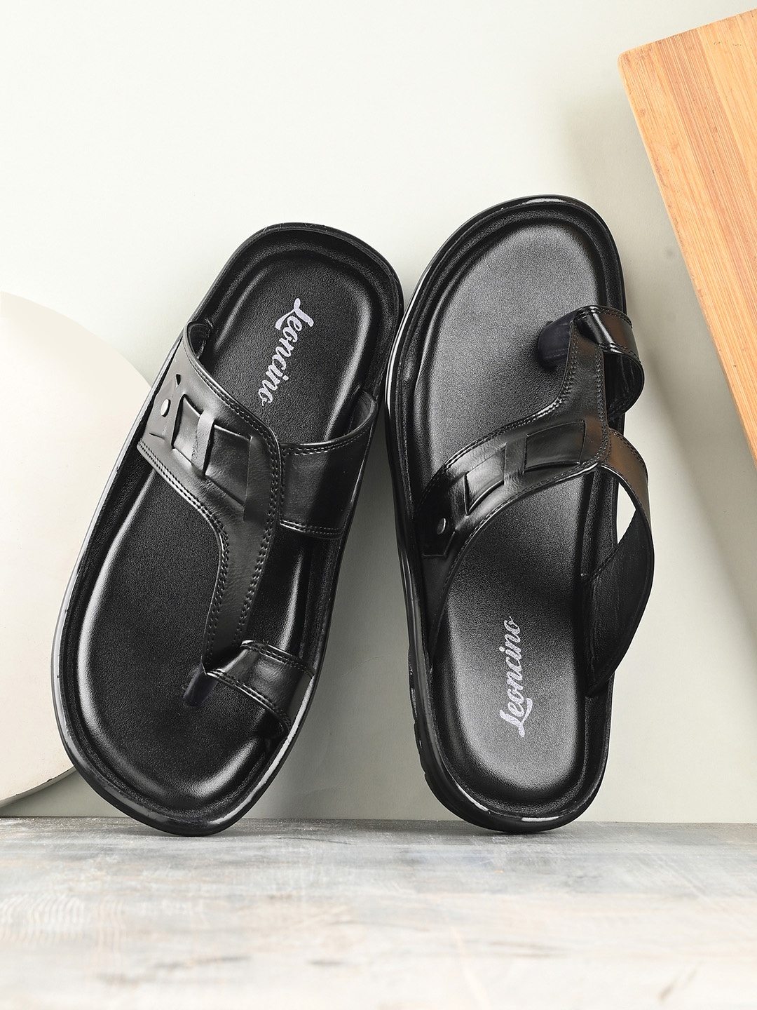 

LEONCINO Men Textured Comfort Sandals, Black