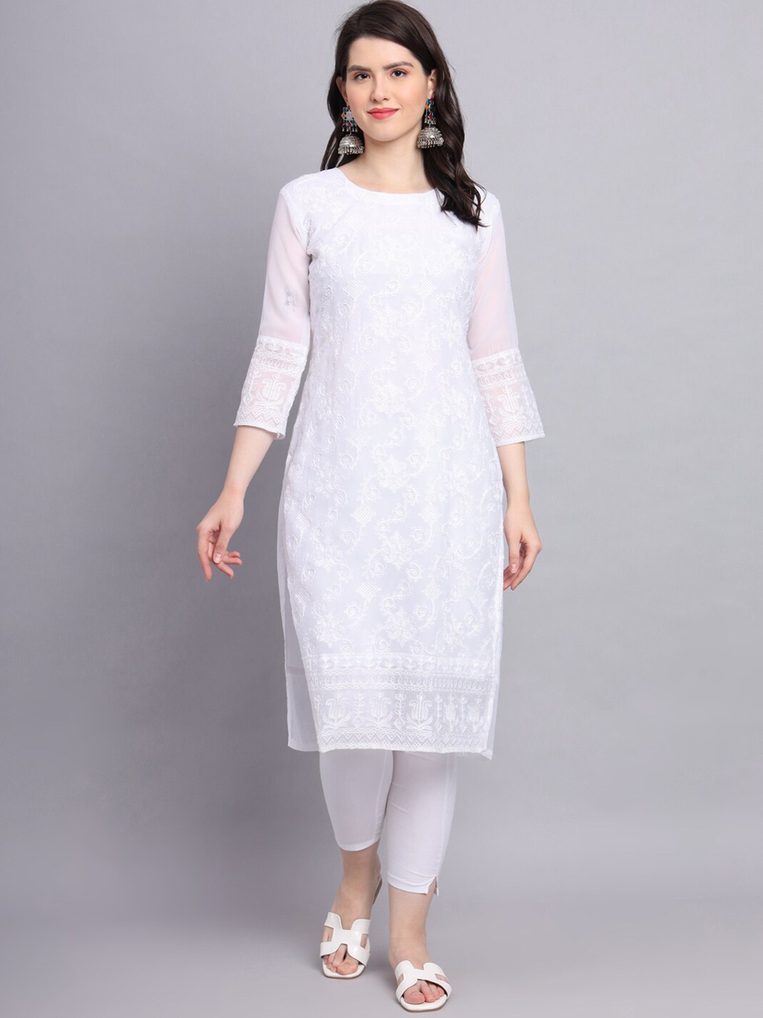 

VAIRAGEE Floral Embroidered Kurta, White